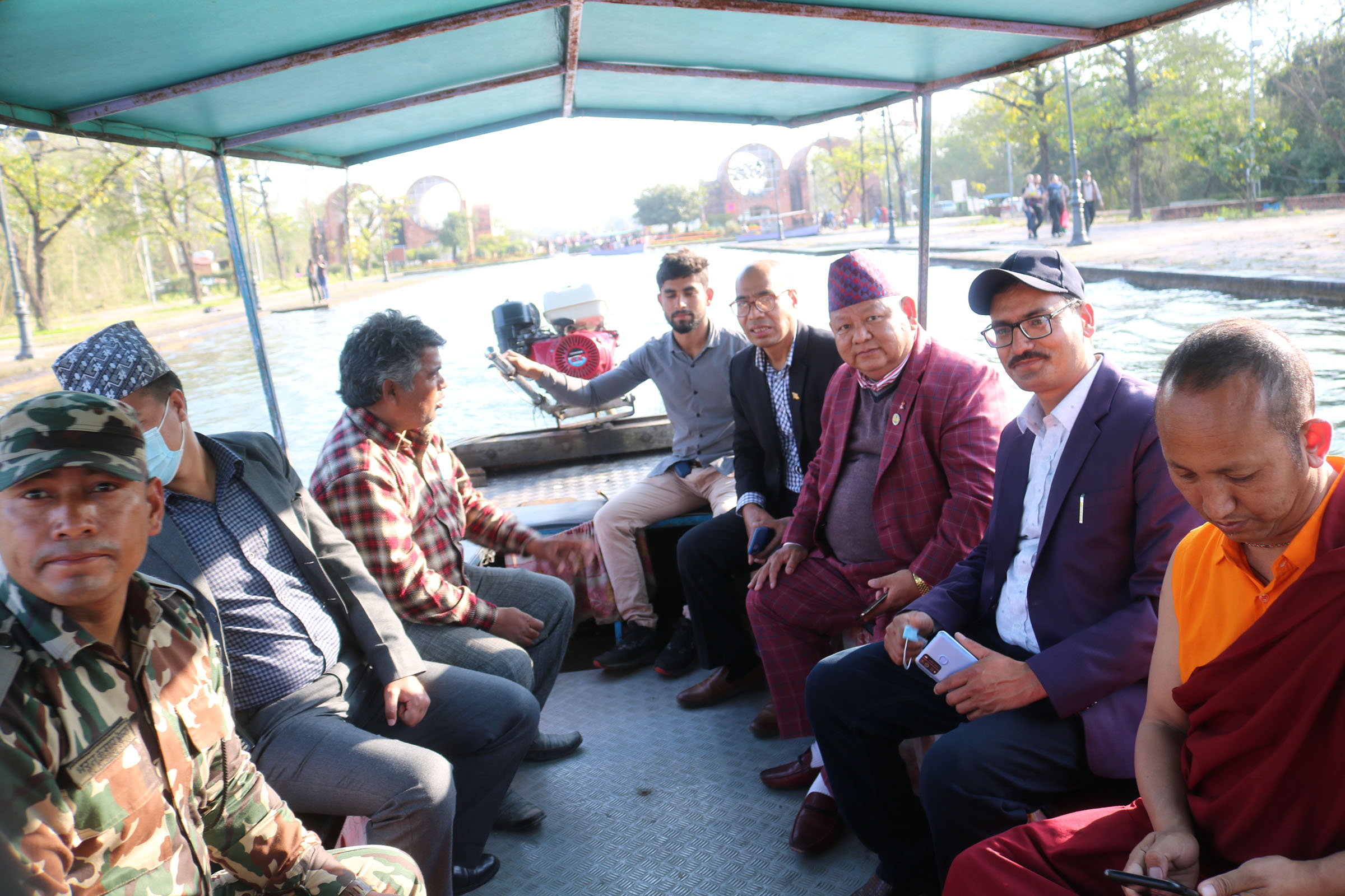 बोटिङ्ग गर्दै पर्यटन मन्त्री