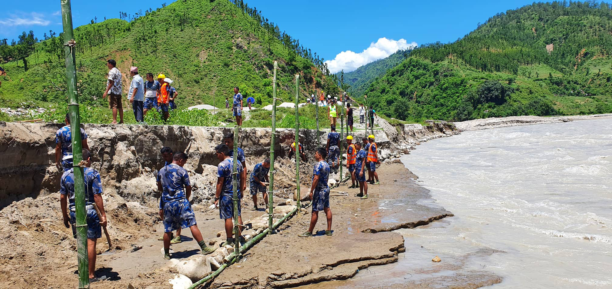 नदी कटान रोक्न ढुङ्गा भर्दै