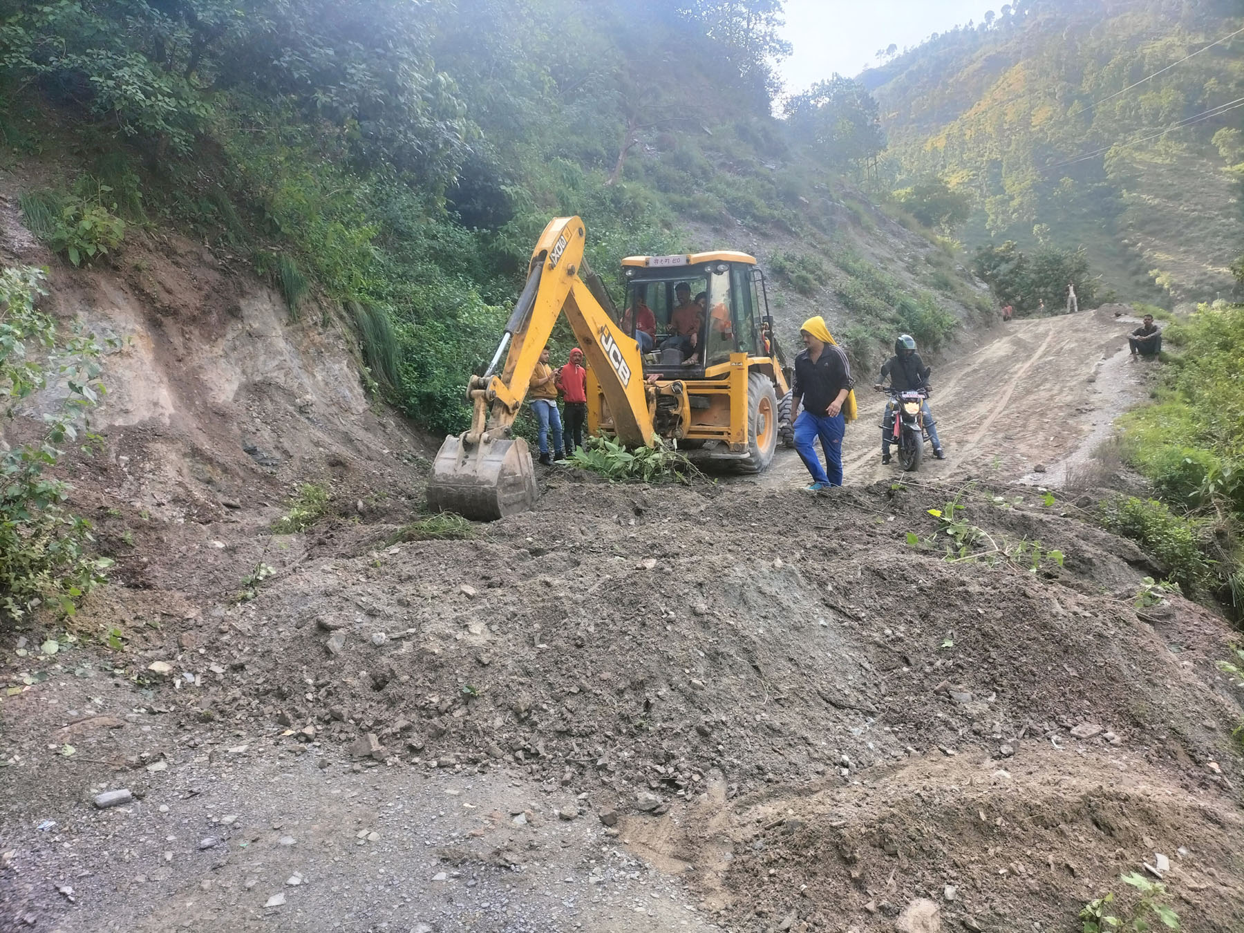 अवरुद्ध राजमार्ग खुलाइँदै