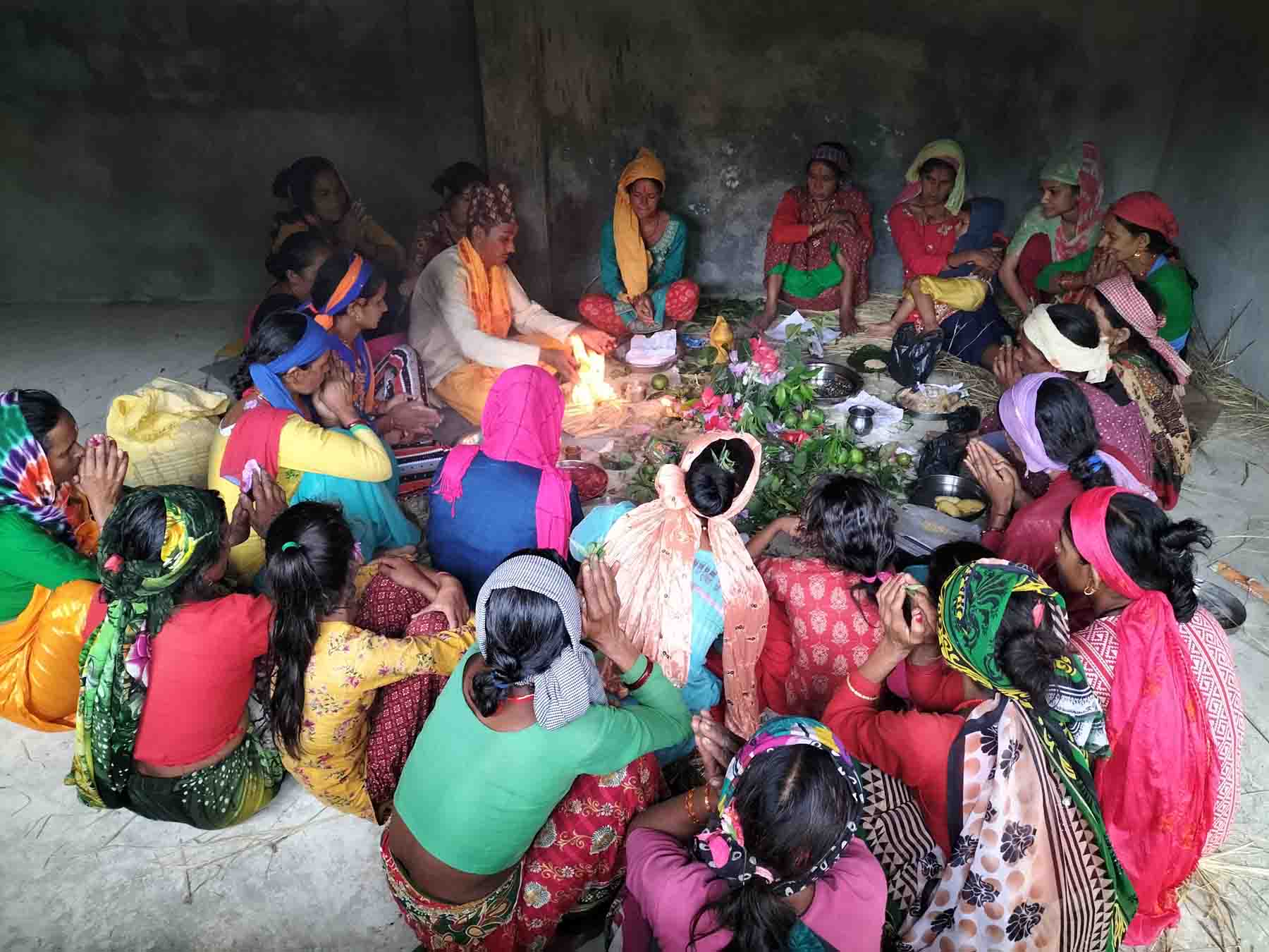 पूर्णपात्र पूजा गर्दै महिला
