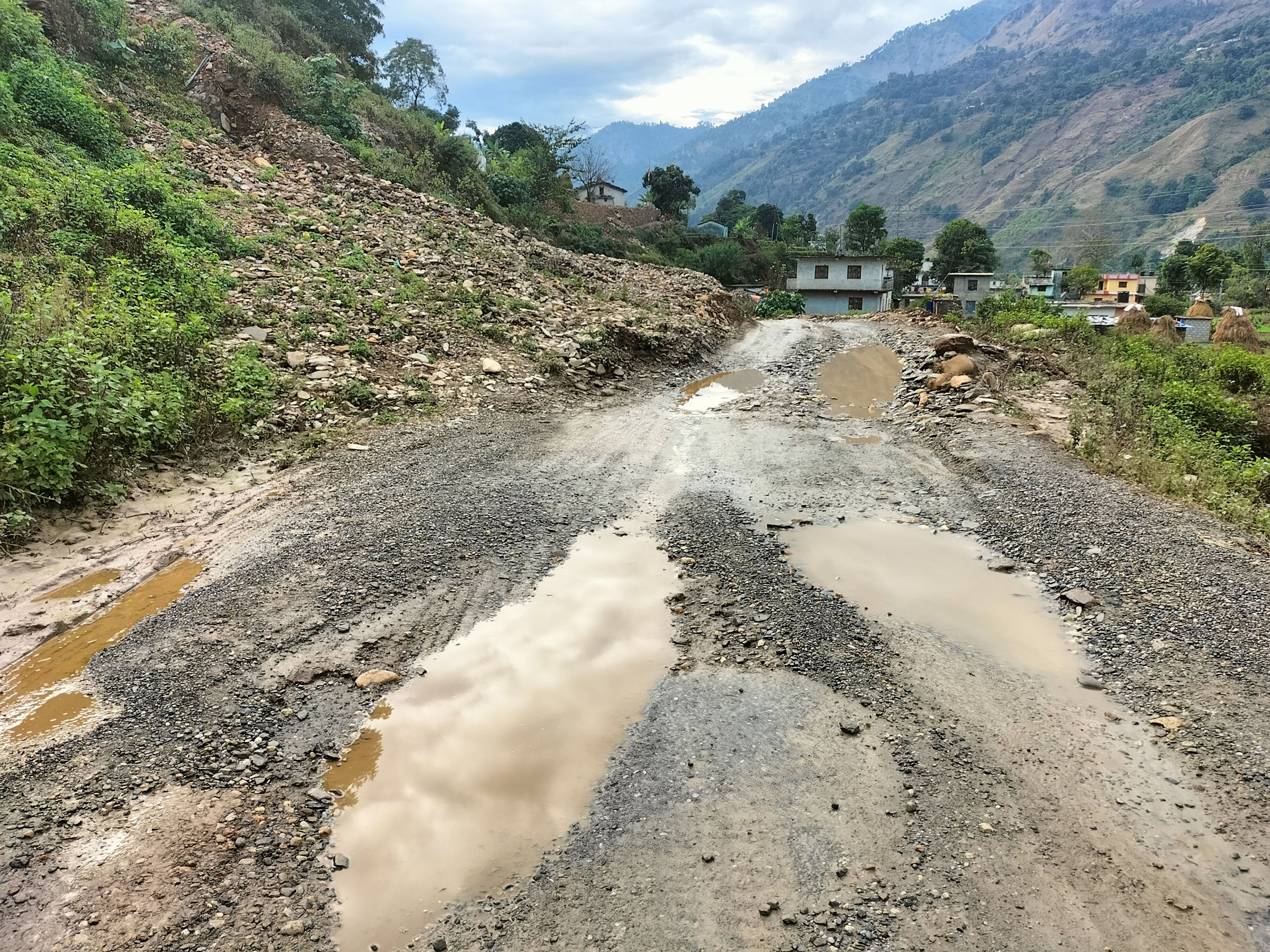 पक्की सडकको बेहाल अवस्था