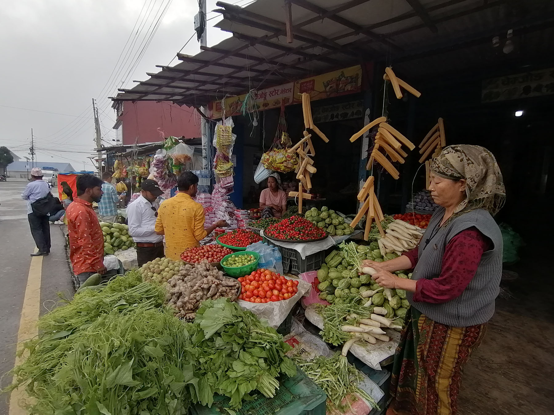 स्थानीय उत्पादन बिक्री गर्दै