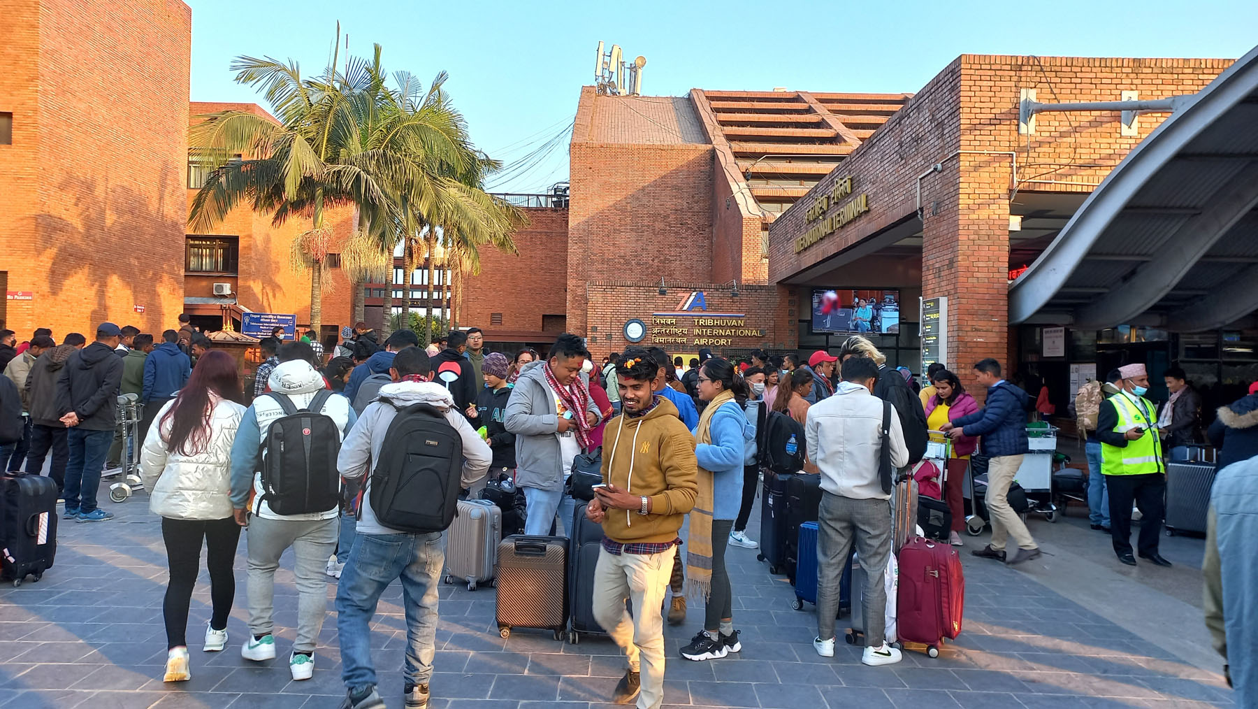युवा वैदेशिक रोजगारीका लागि जाँदै