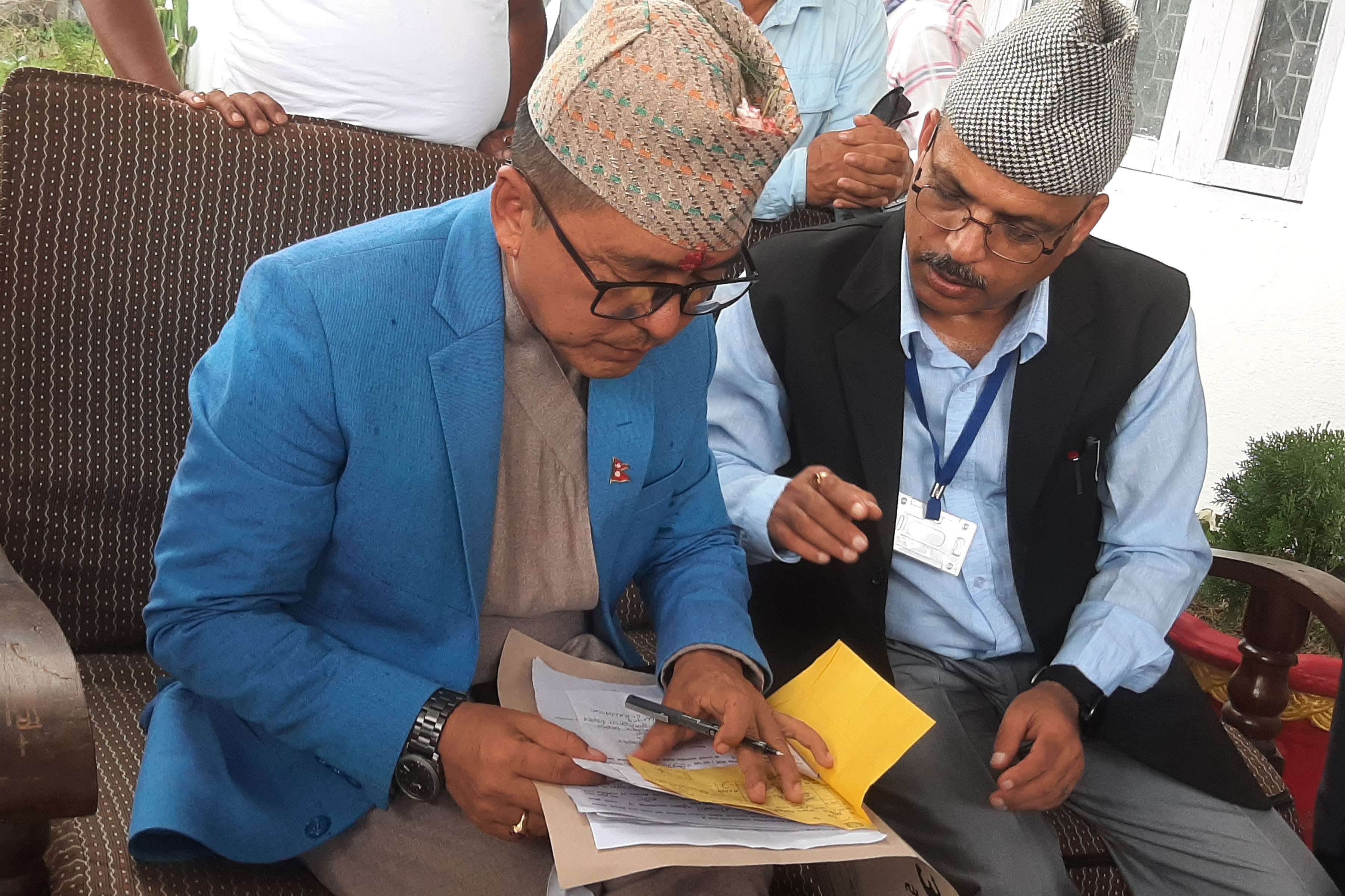 उम्मेदवारी दर्ता गराउँदै राप्रपाका अध्यक्ष  लिङ्देन