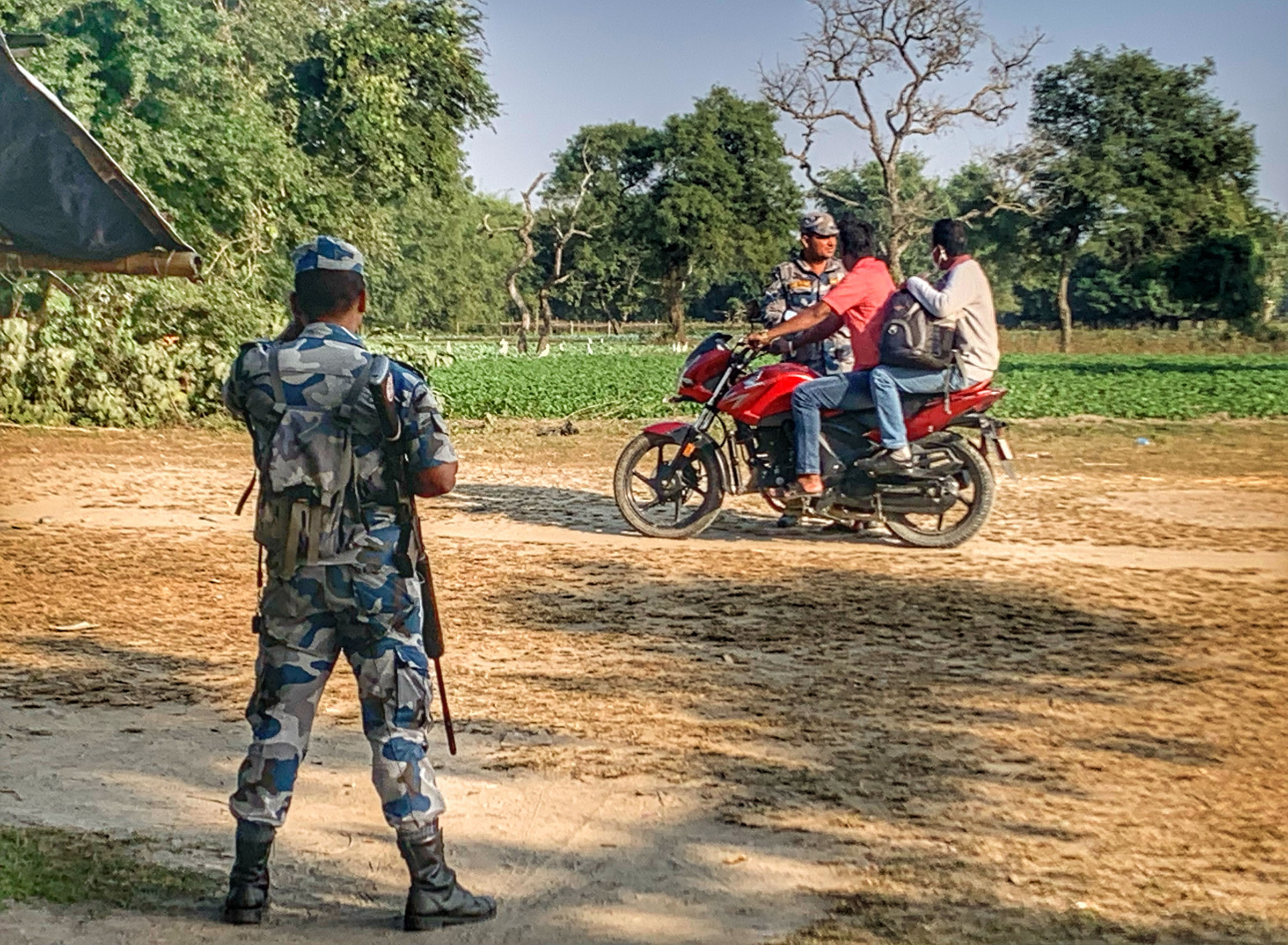 मोटरसाइकल जाँच गर्दै प्रहरी