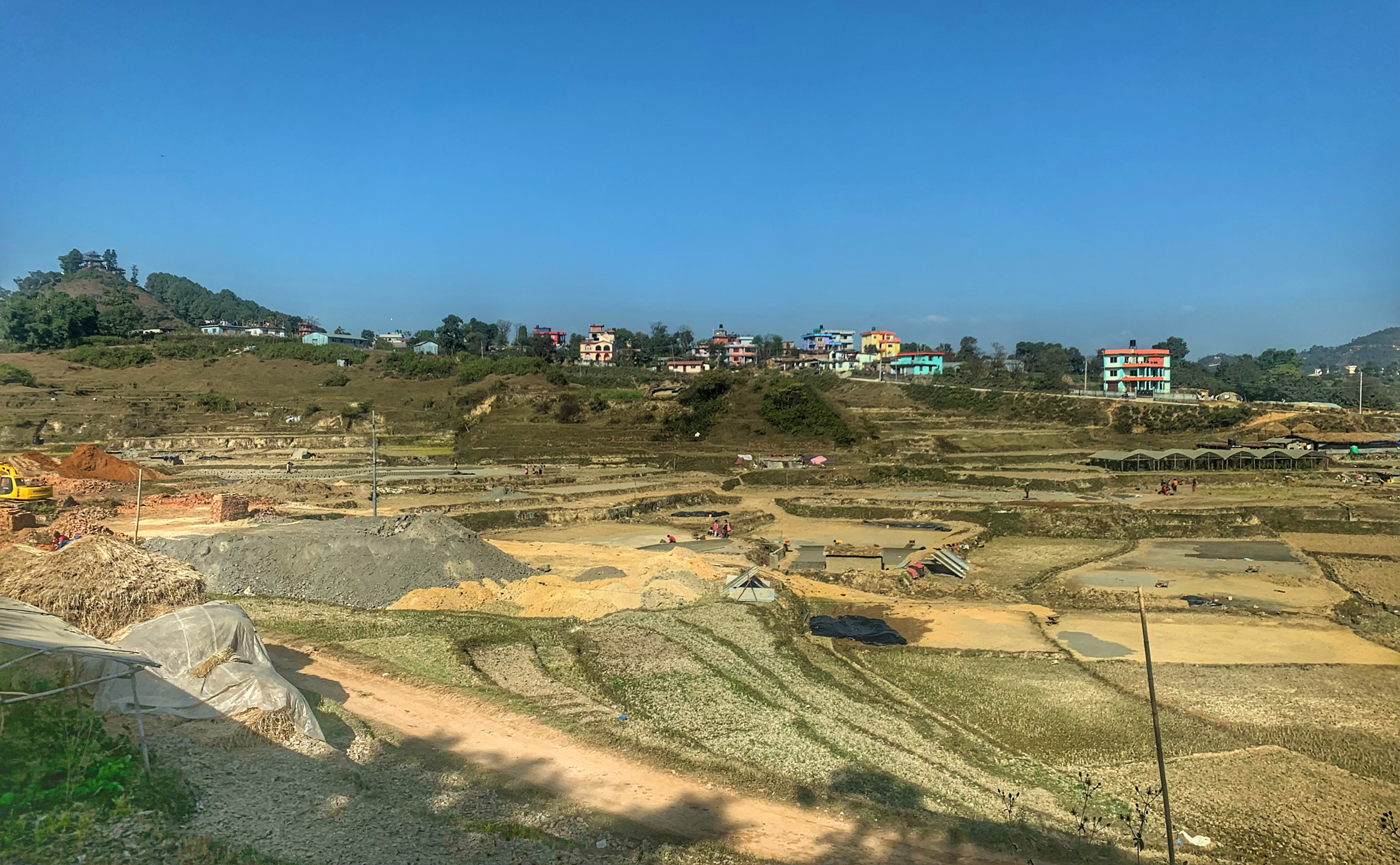 खेतीयोग्य जमिनमा इँट्टा बनाउँदै