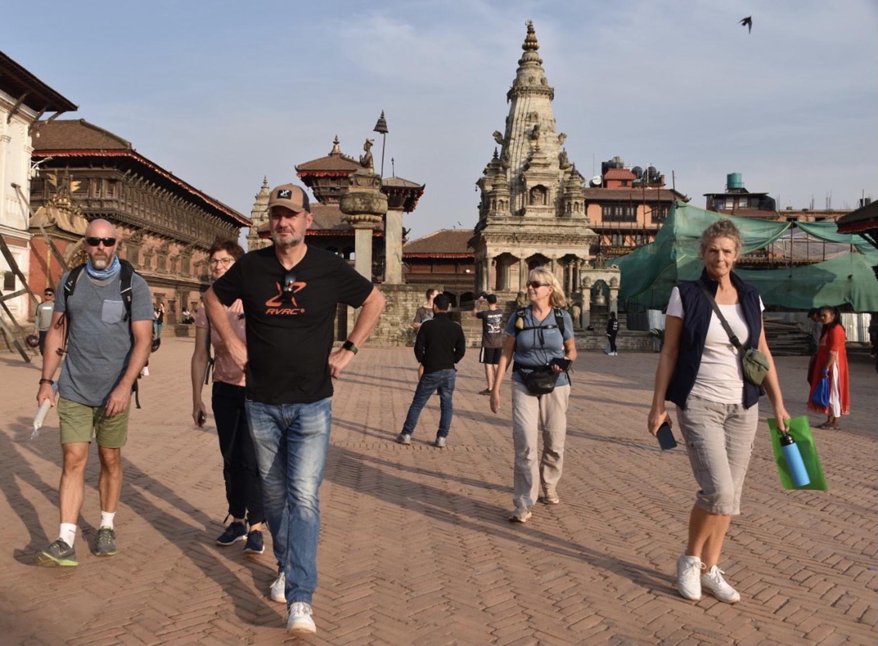 भक्तपुर दरबार परिसरमा घुम्दै विदेशी पर्यटक