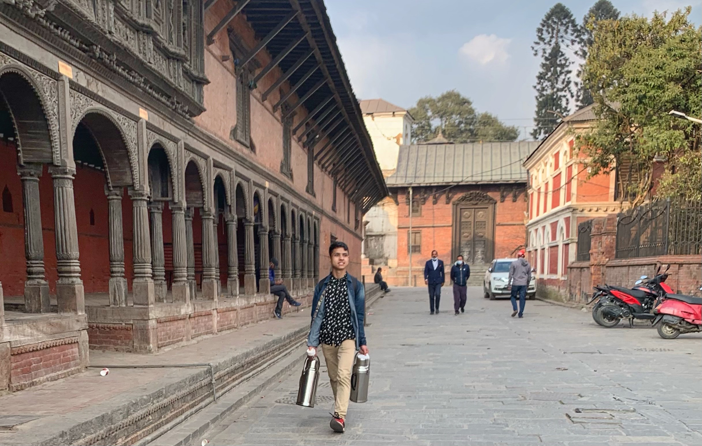 चिया बेच्दै युवक
