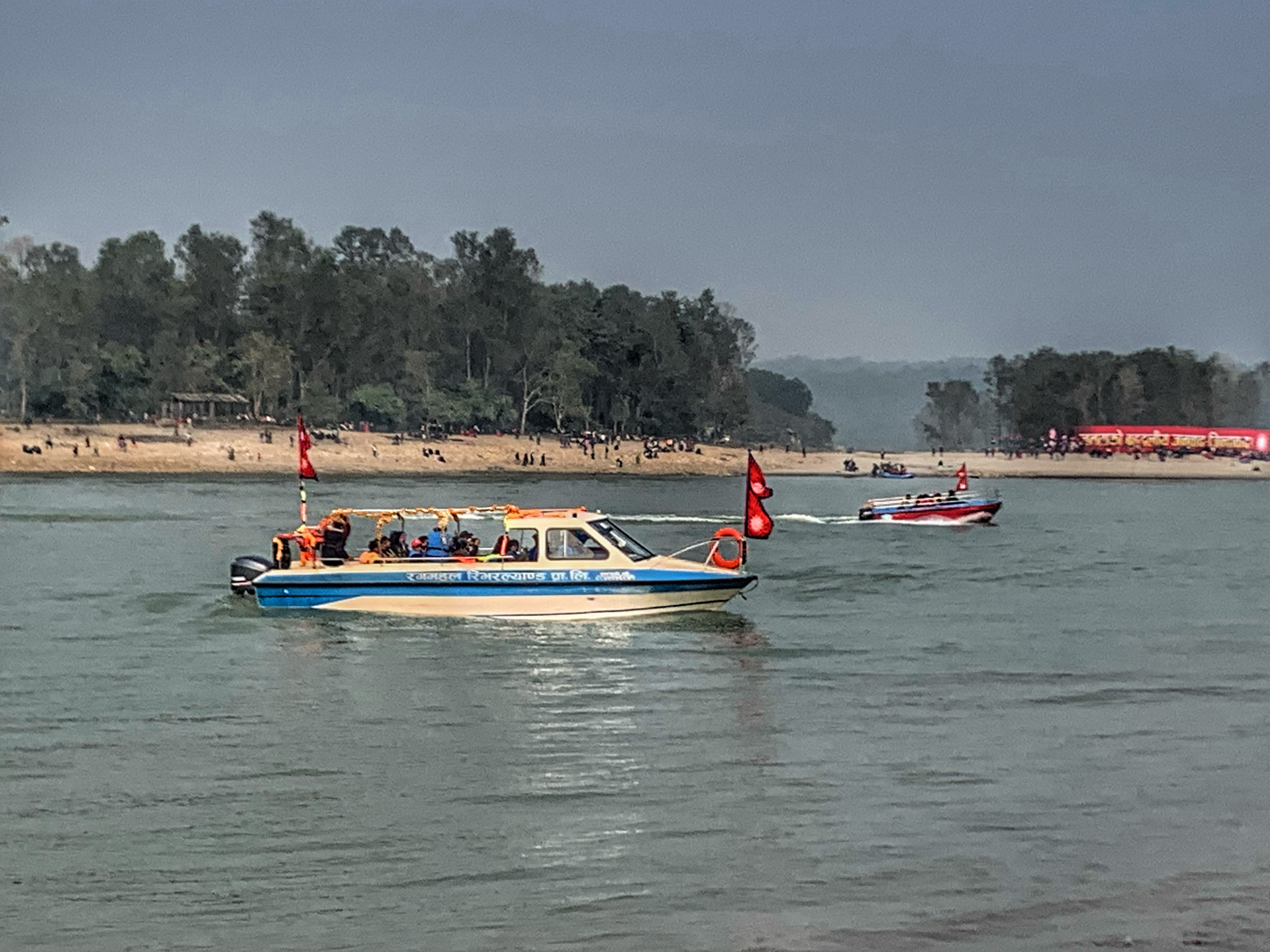 मोटर बोटमा सयर
