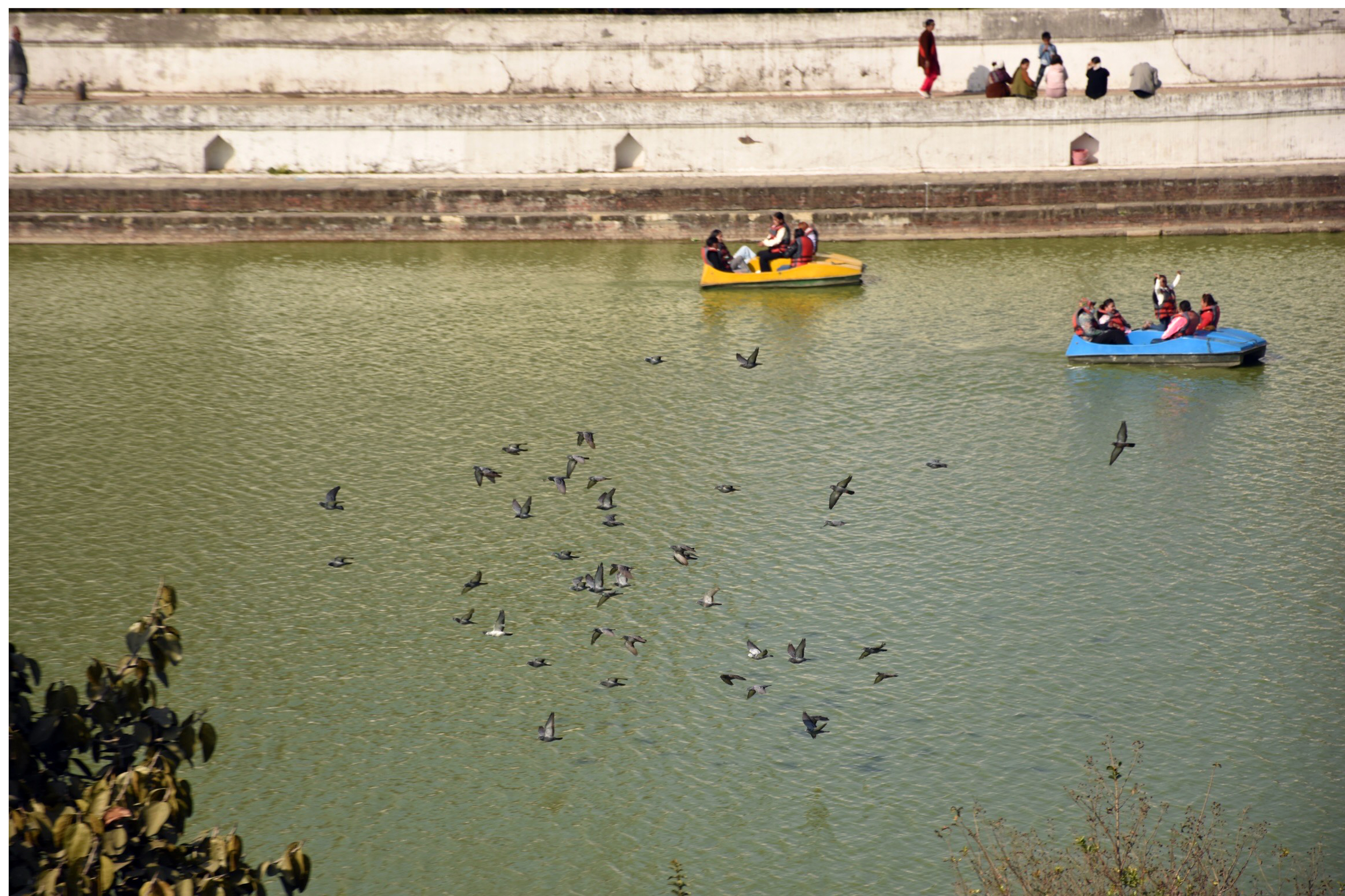 सिद्वपोखरीमा बोटिङ गर्दै पर्यटक