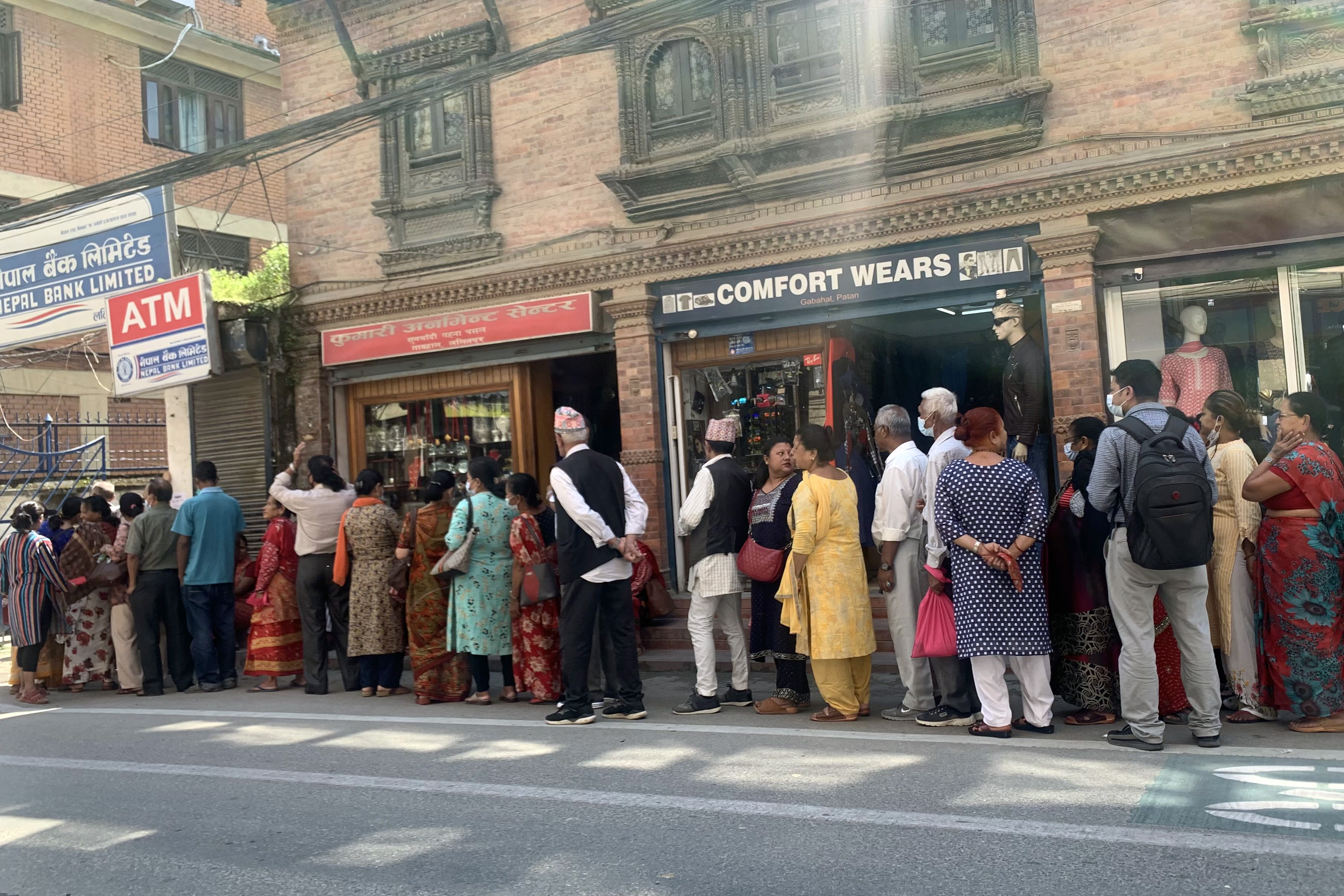 भत्ता लिन लामबद्ध ज्येष्ठ नागरिक