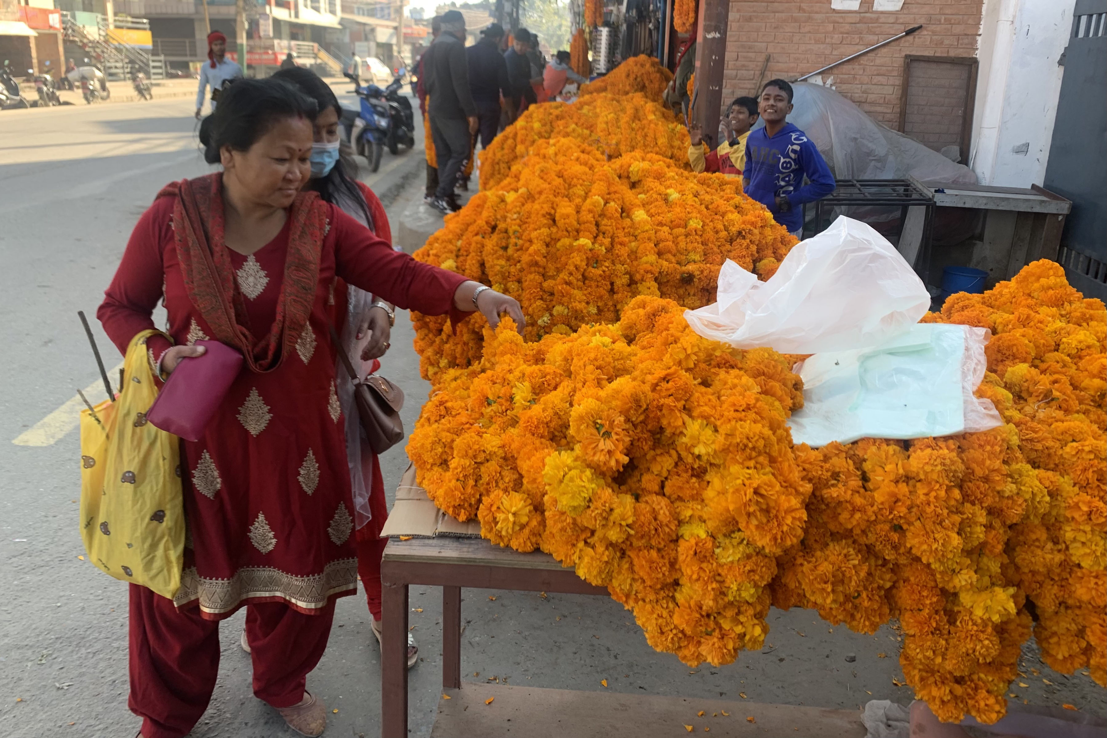 माला किन्दै सर्वसाधारण