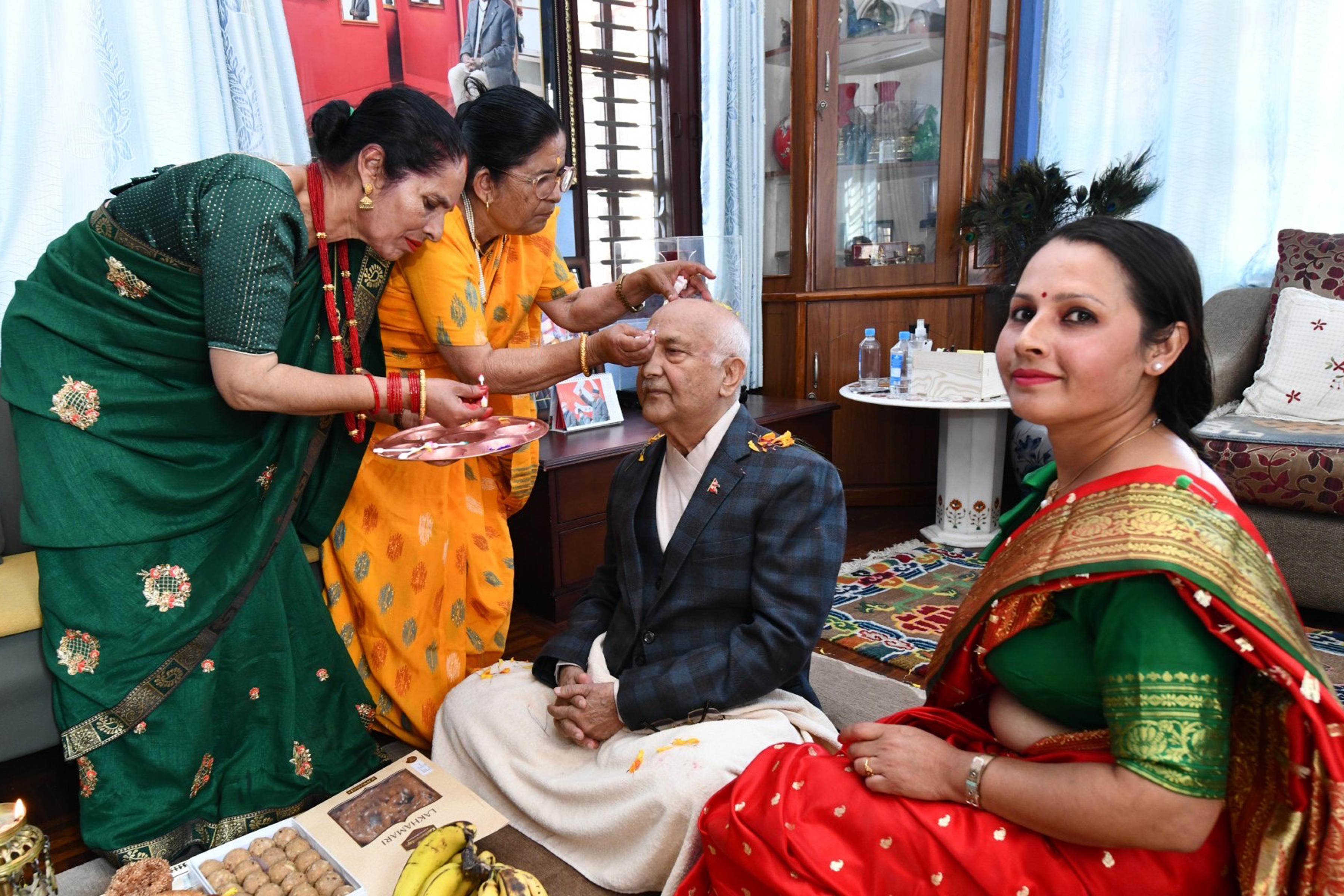 भाइटीका लगाउदै अध्यक्ष  ओली