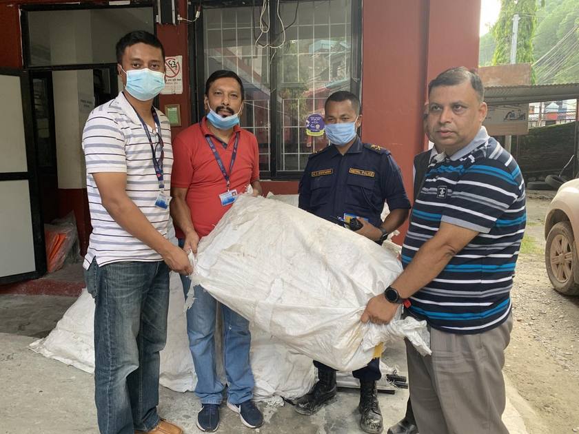 नेपाल इन्भेस्टमेन्ट बैंकद्धारा म्याग्दीका पहिरो पीडितलाई  सहयोग