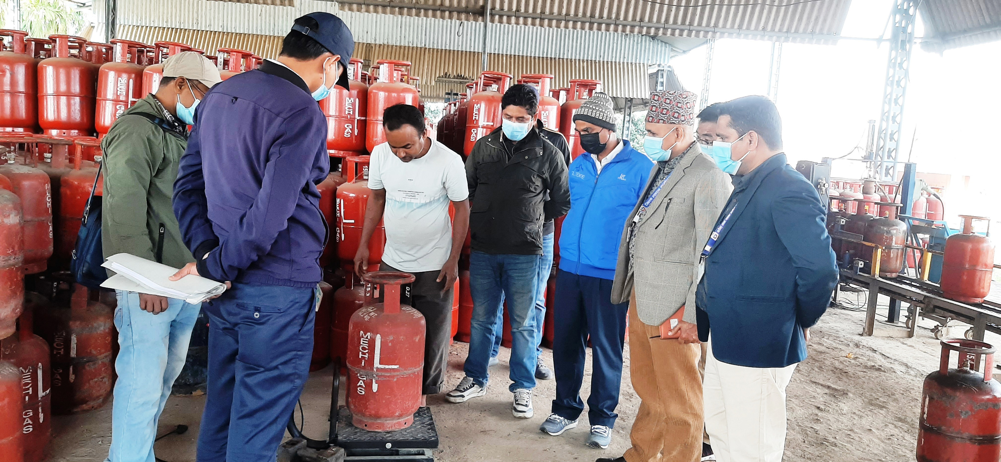 २ दिनमा ६ वटा पेट्रोल पम्प, ३ वटा ग्यास उद्योग र दर्जनौँ खाद्य पसलमा अनुगमन