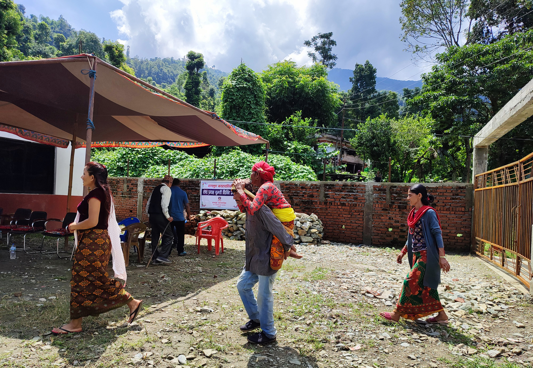 बिरामीलाई अस्पताल लैजाँदै