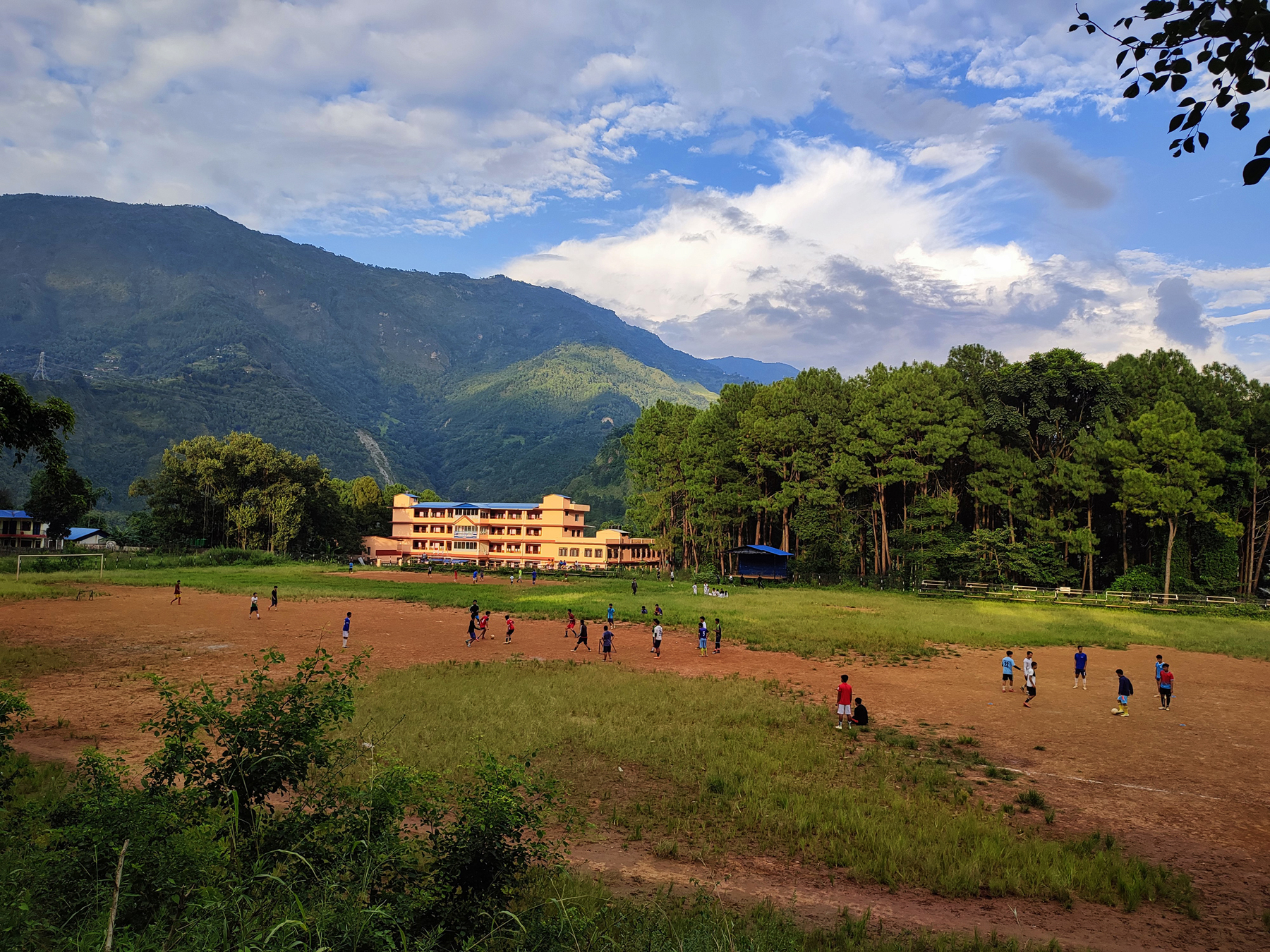 फुटबल खेल्दै खेलाडी
