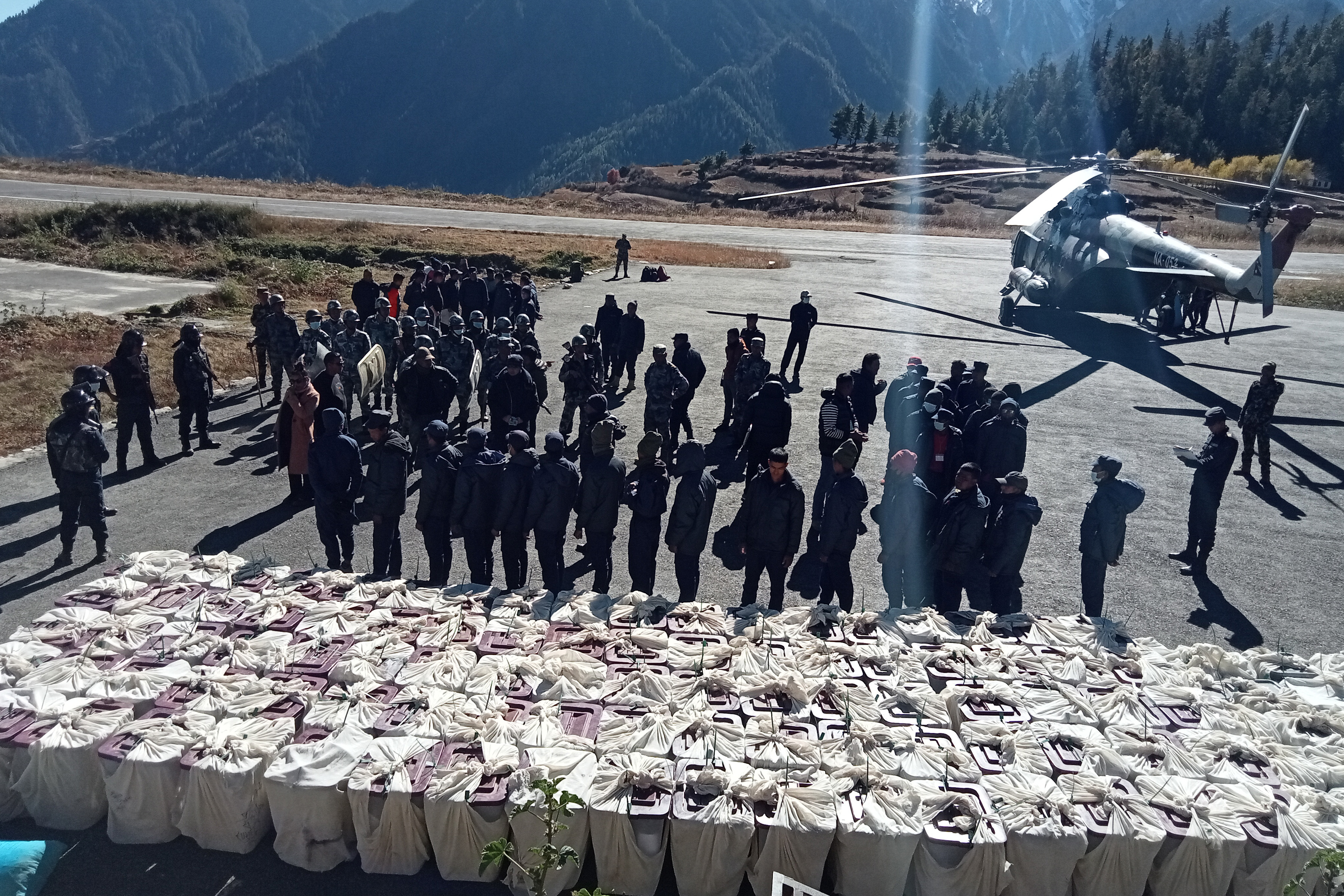 सिमकोट विमानस्थलमा मतपेटिका