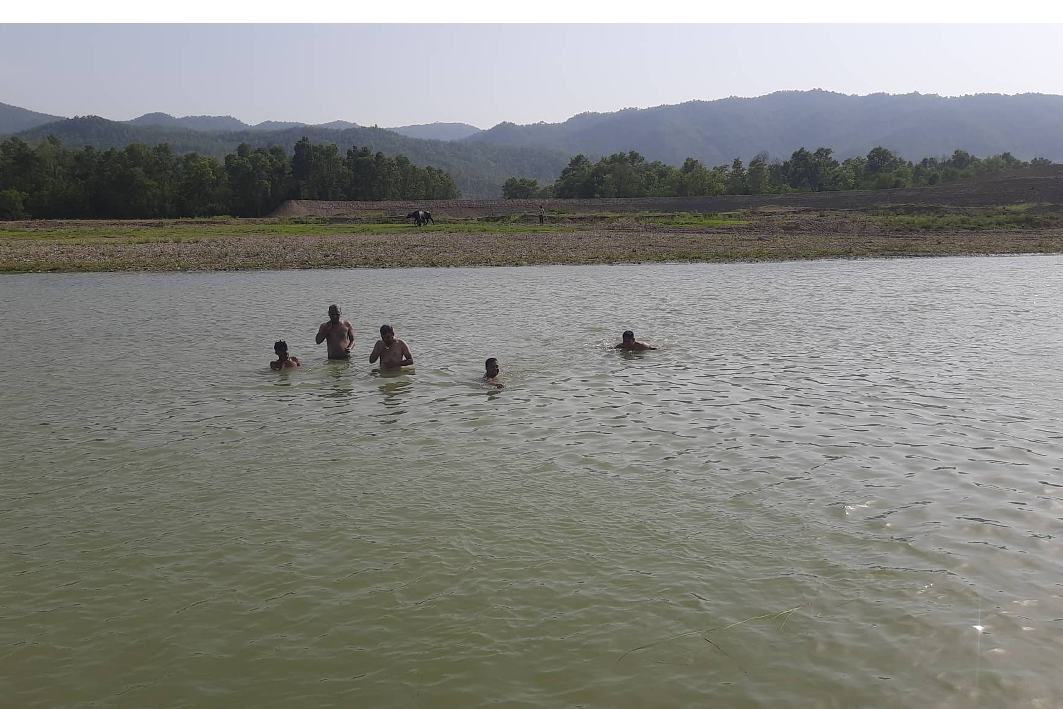 पौडी खेल्दै युवा