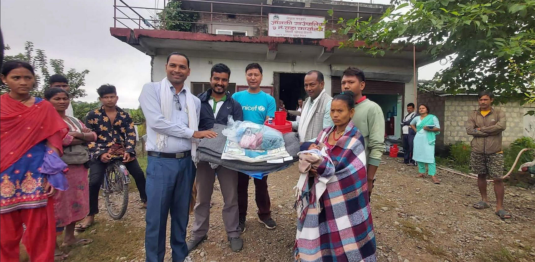 बाढीपीडितलाई राहत वितरण