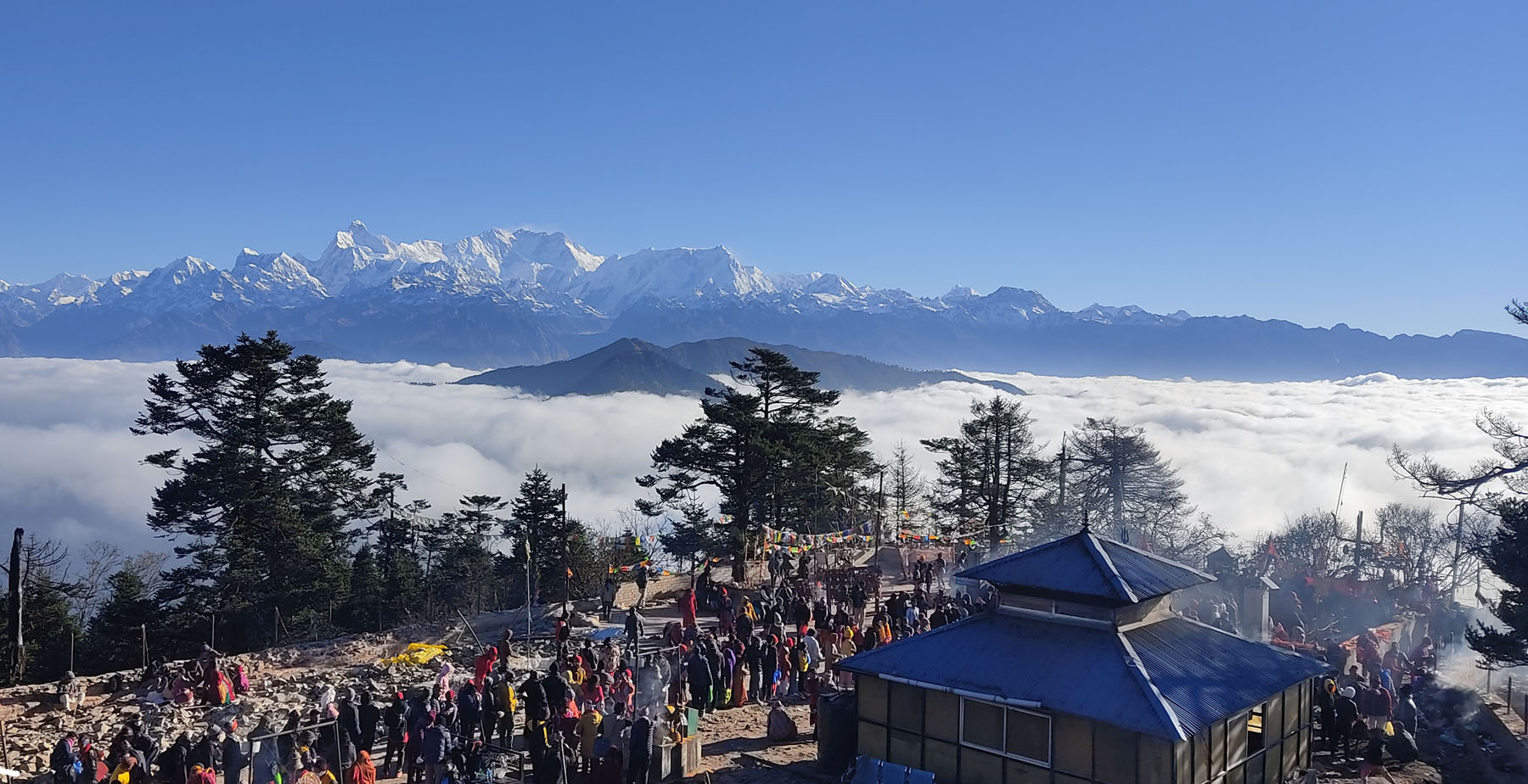 पाथीभरा मन्दिरमा दर्शन गर्न बसेका भक्तजनहरु