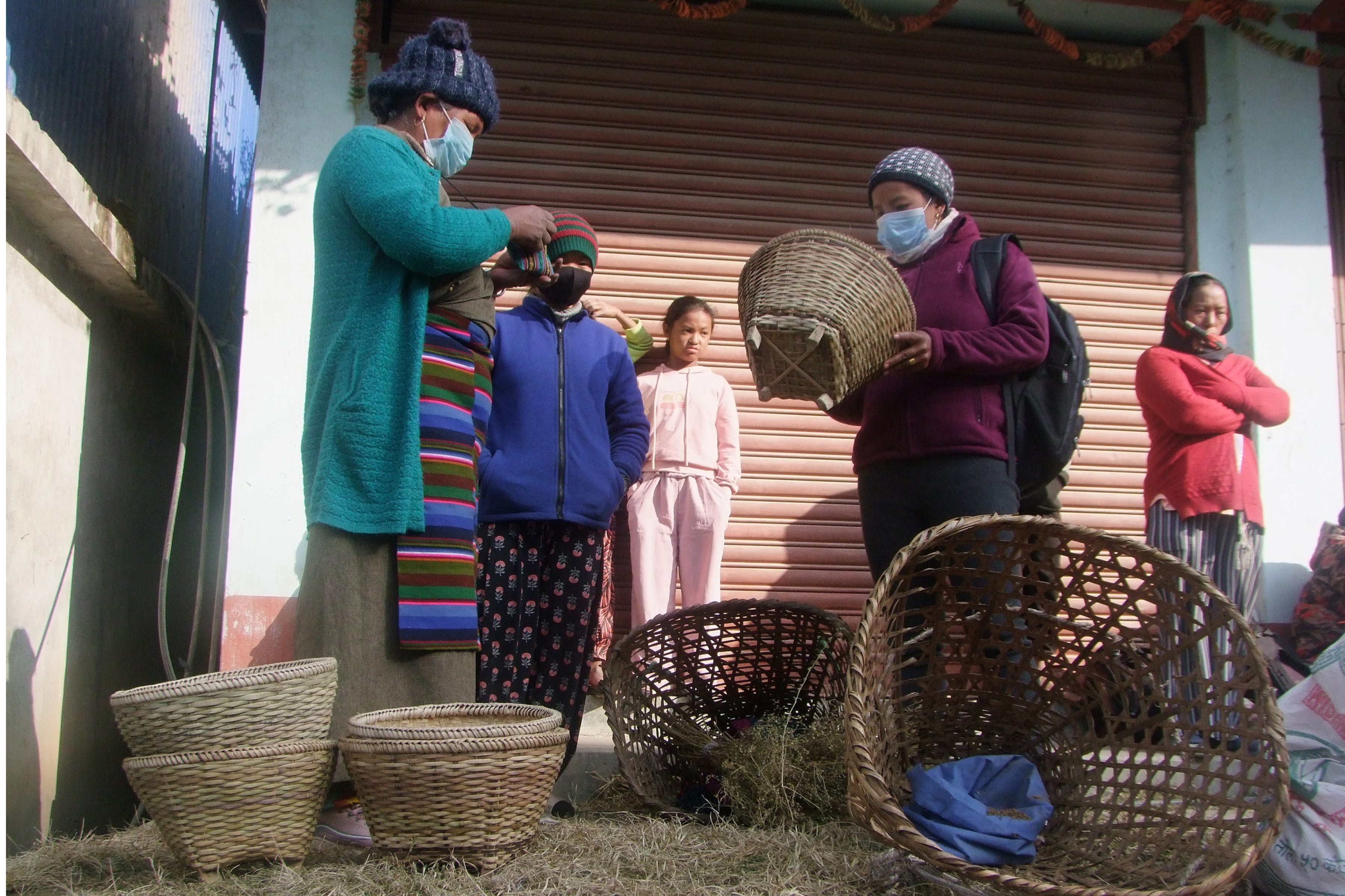 बिक्रीमा राखिएको डालो, प्रतिगोटा ५०० देखि १५०० सम्म