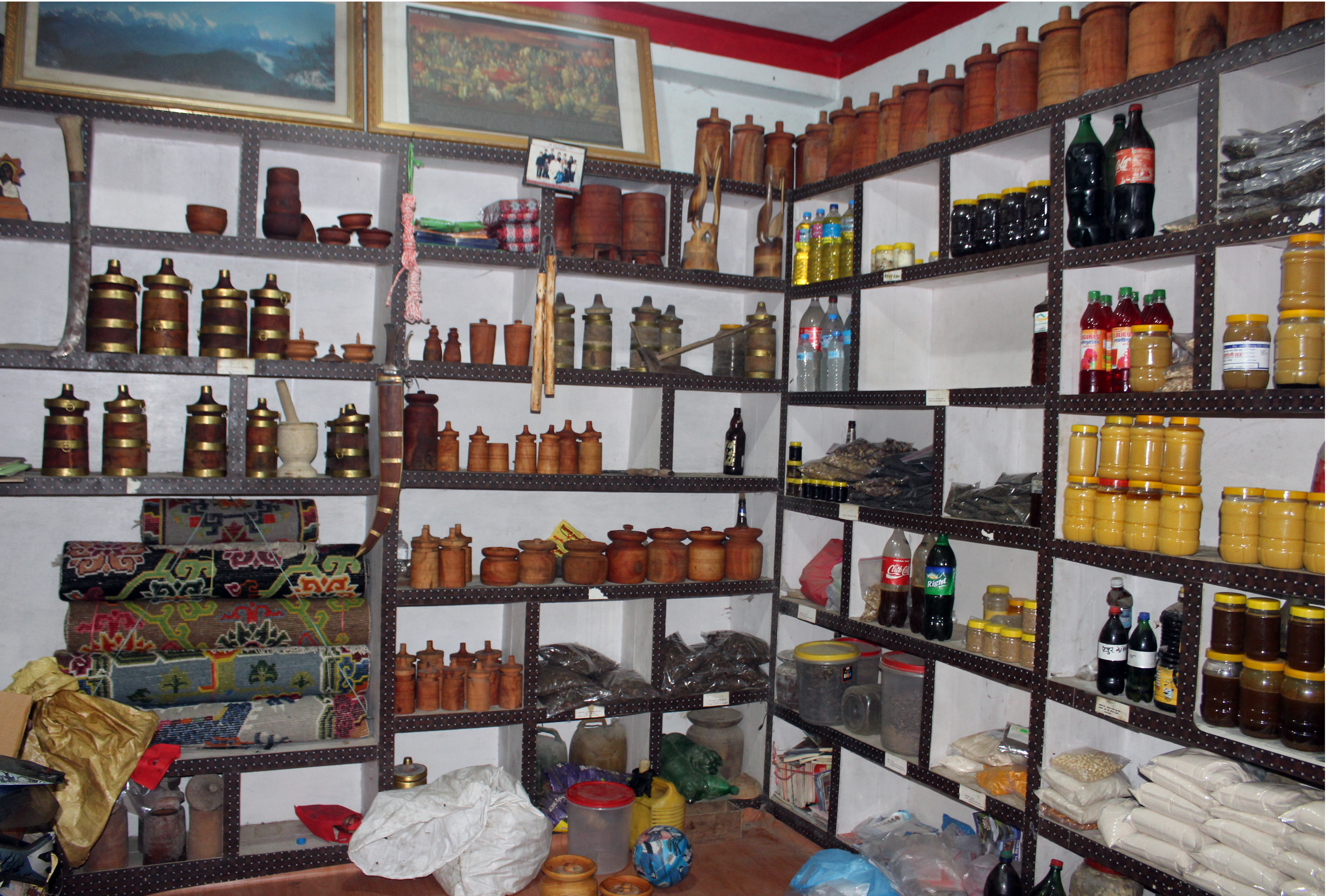 स्थानीय उद्यमीद्वारा उत्पादित सामग्री