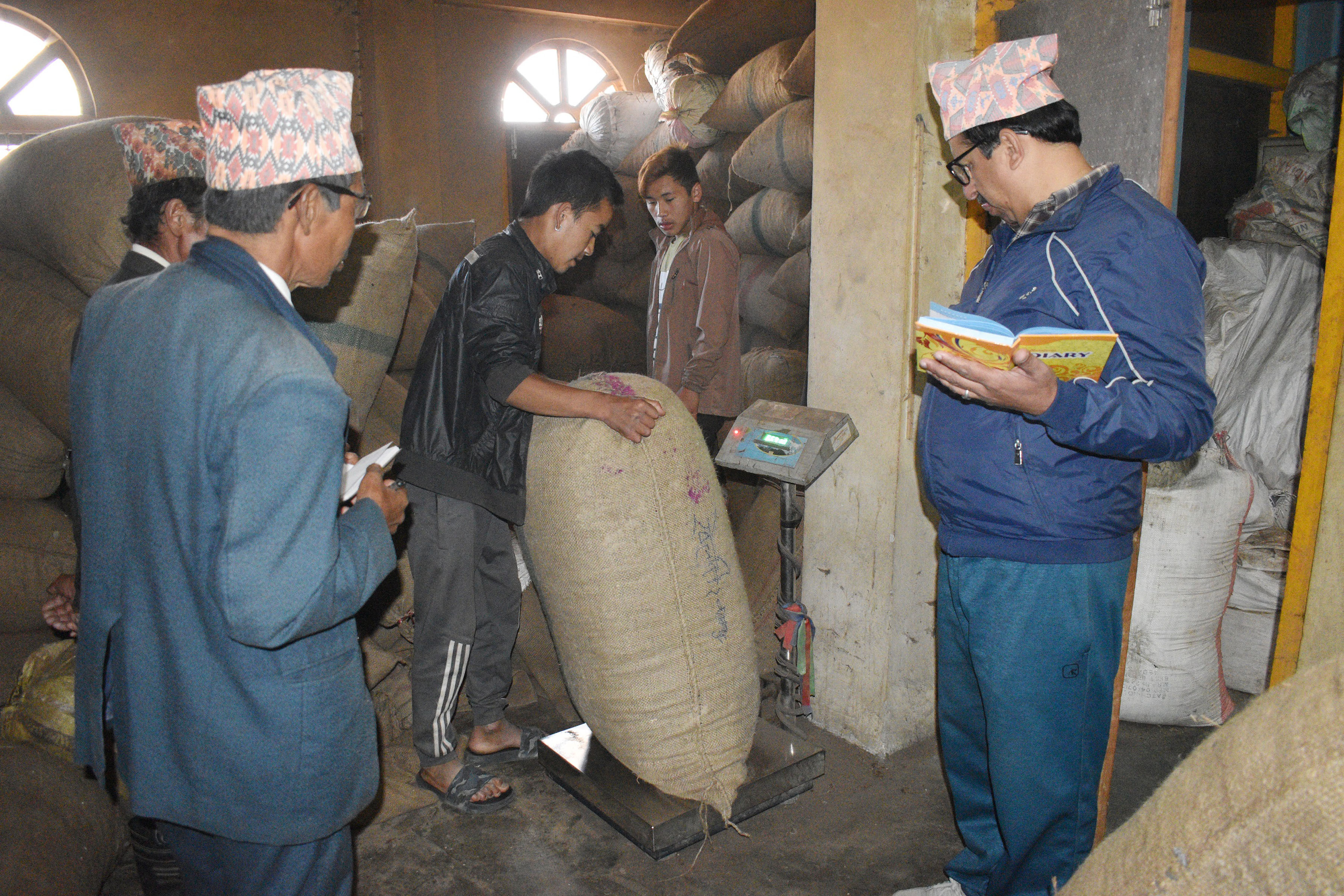 अलैँची बिक्री गर्दै किसान