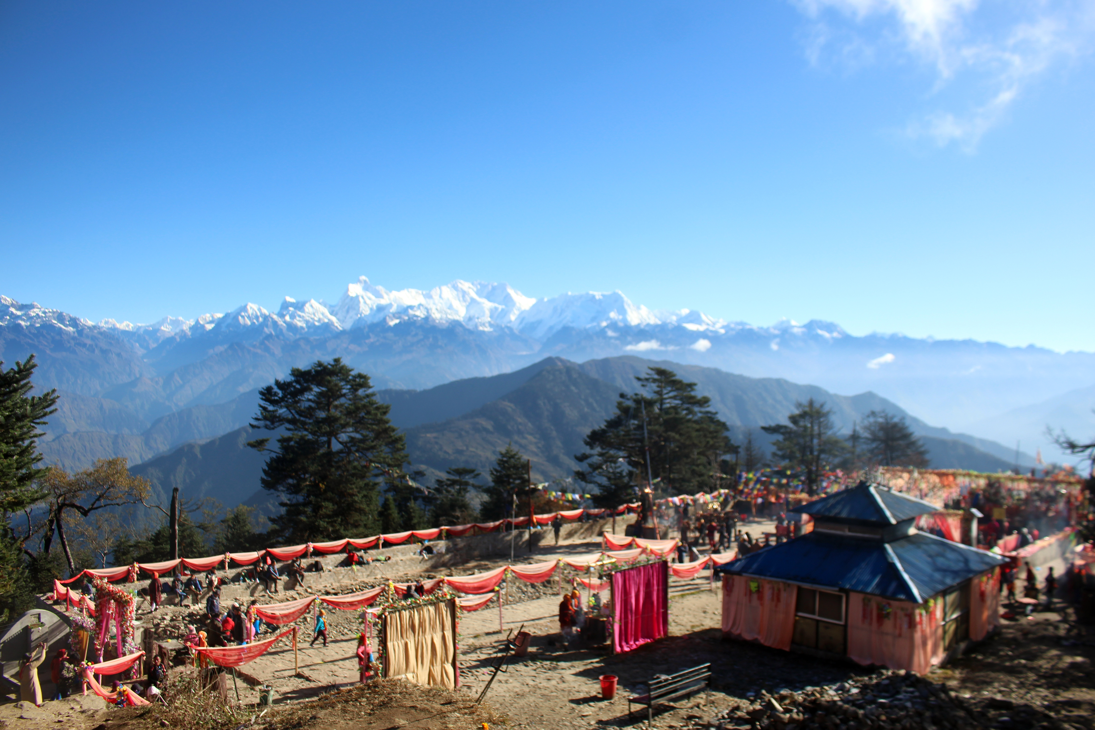 पाथीभरा मन्दिरको पृष्ठभूमिमा कुम्भकर्ण हिमाल
