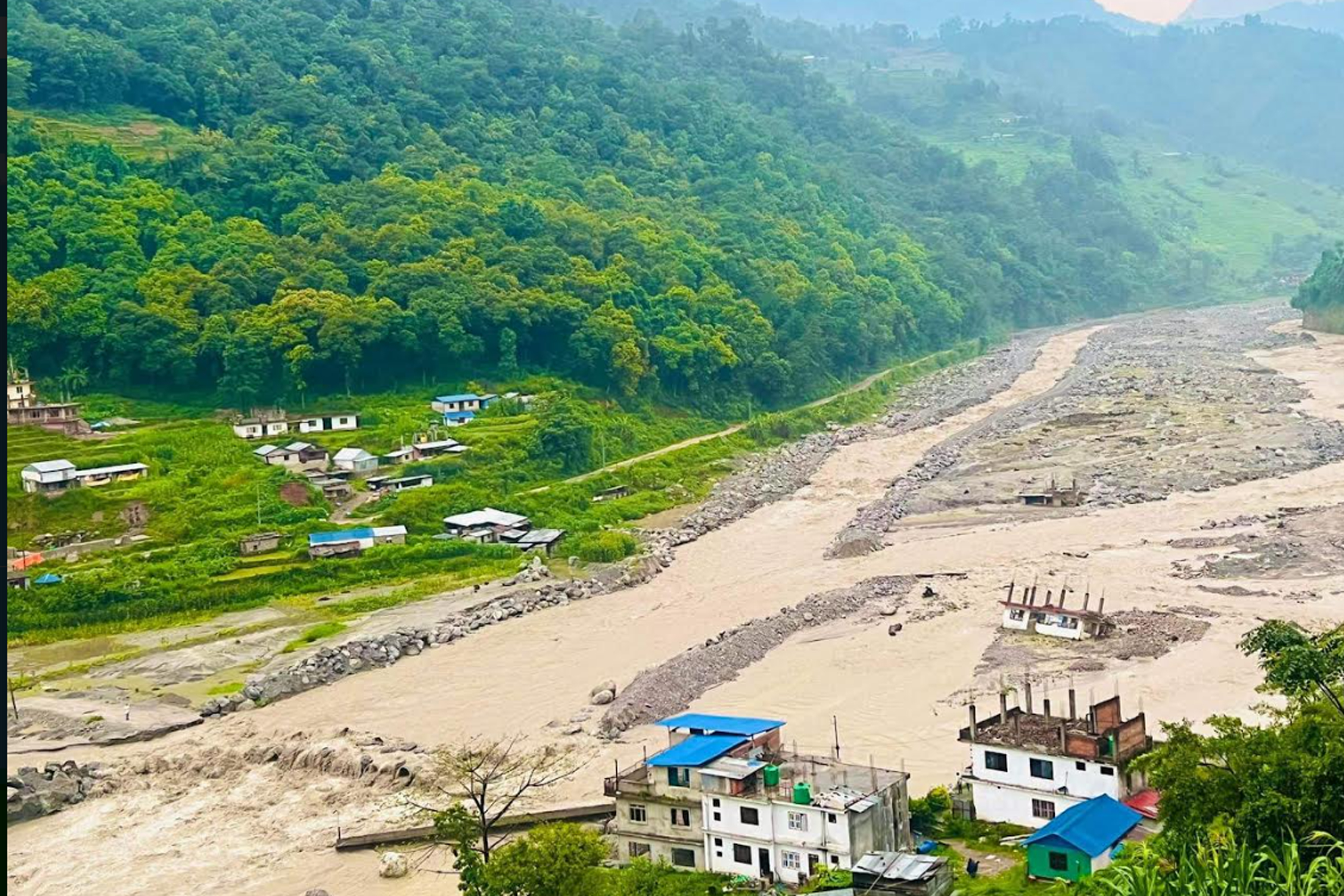 बाढीको जोखिममा फट्टे बस्ती