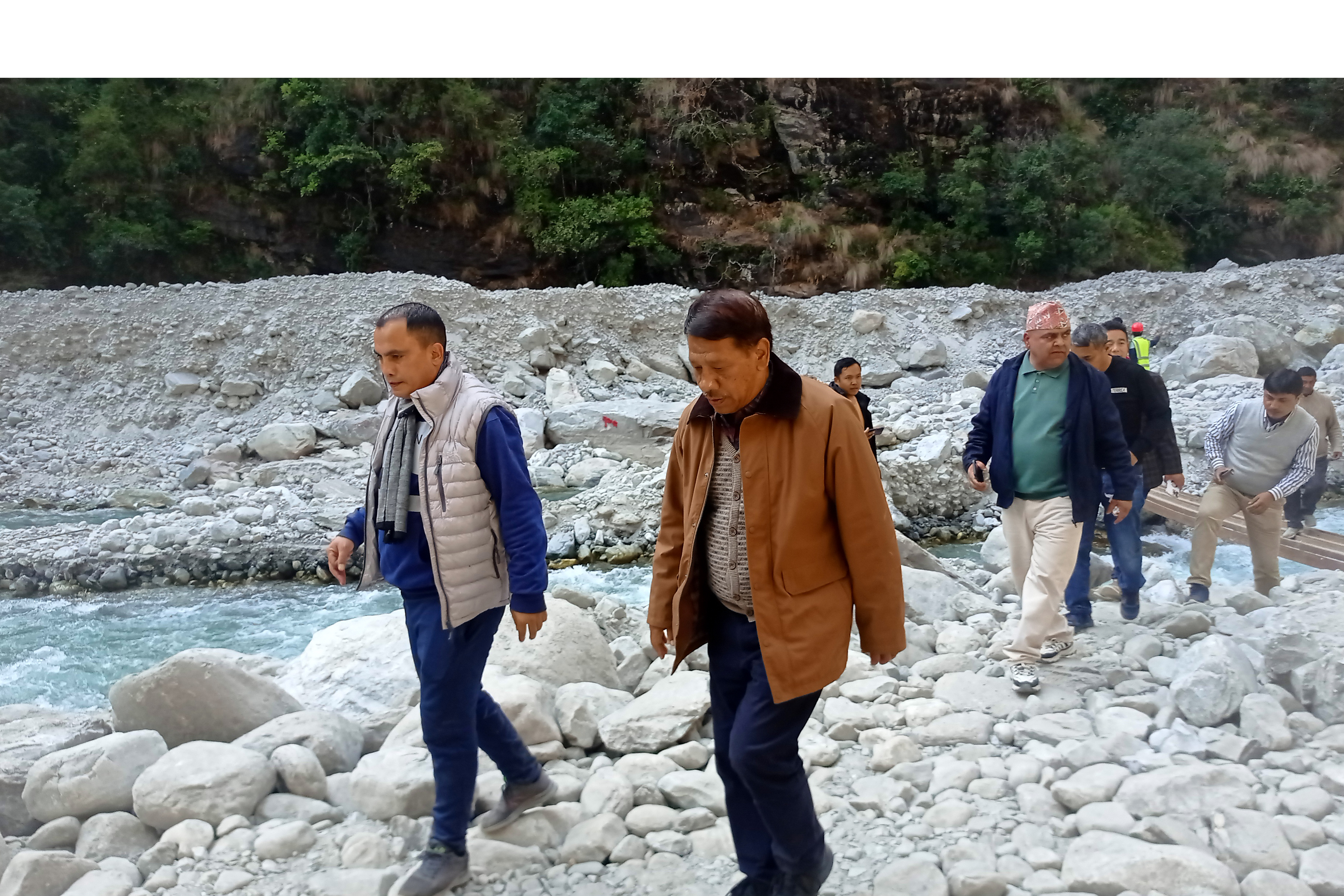 मेलम्ची खानेपानीको मुहानस्थल निरीक्षण