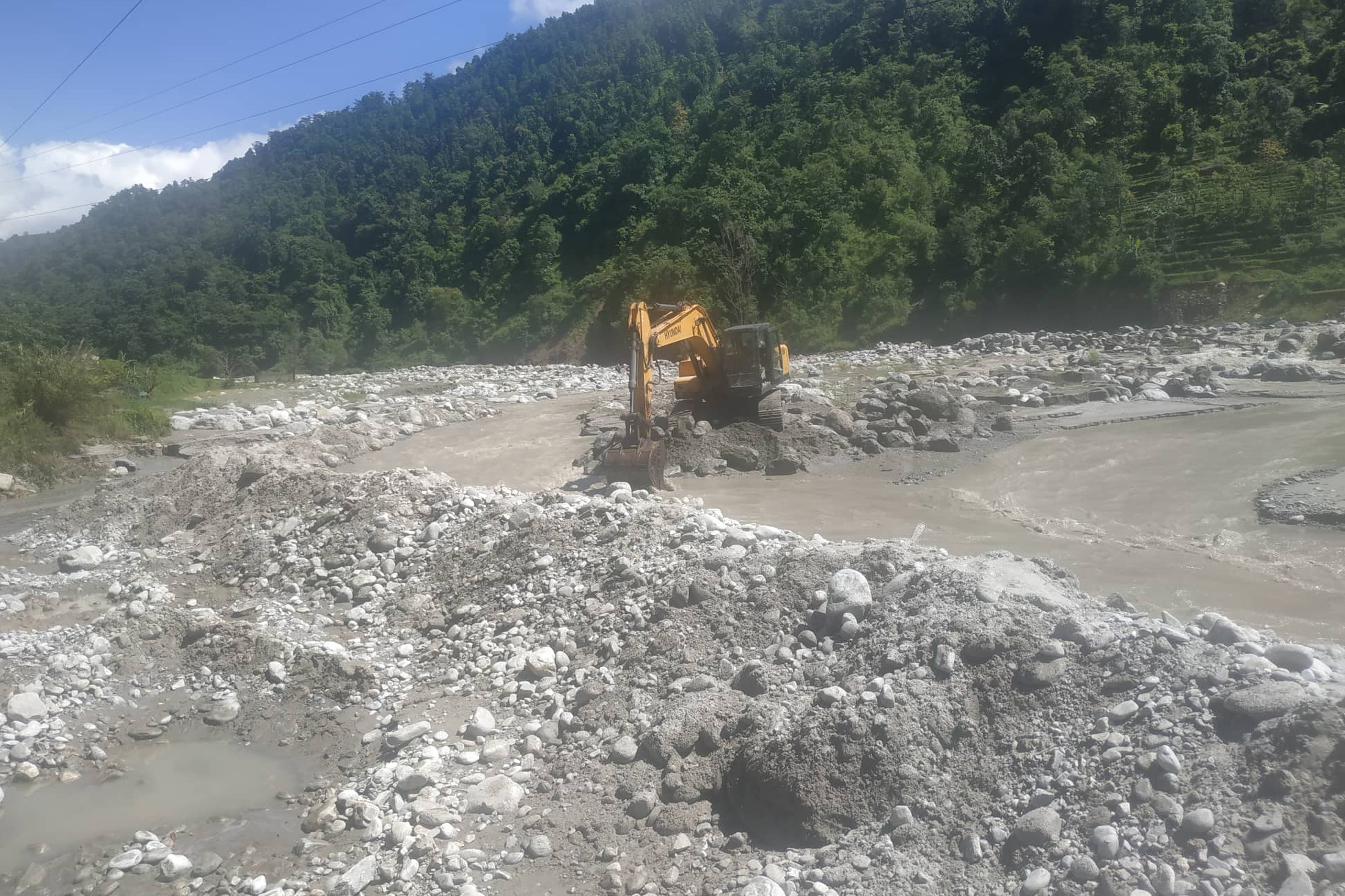 बाढीले अवरुद्ध बनाएको सडक निर्माण