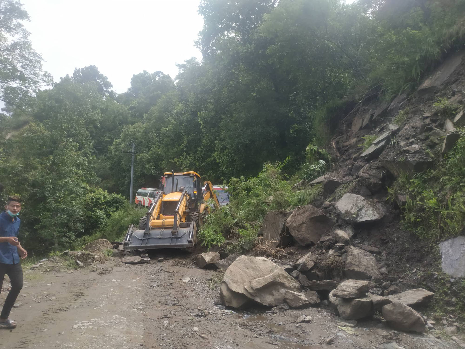 अवरुद्ध सडक खुलाइँदै
