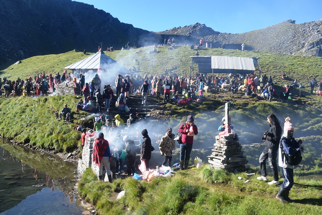 खयरमा पुगेका भक्तजन