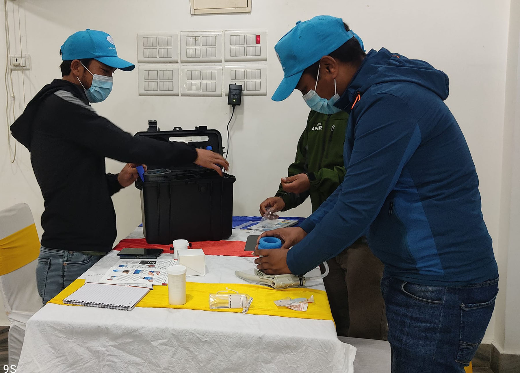 परीक्षण गर्दै स्वास्थ्यकर्मी