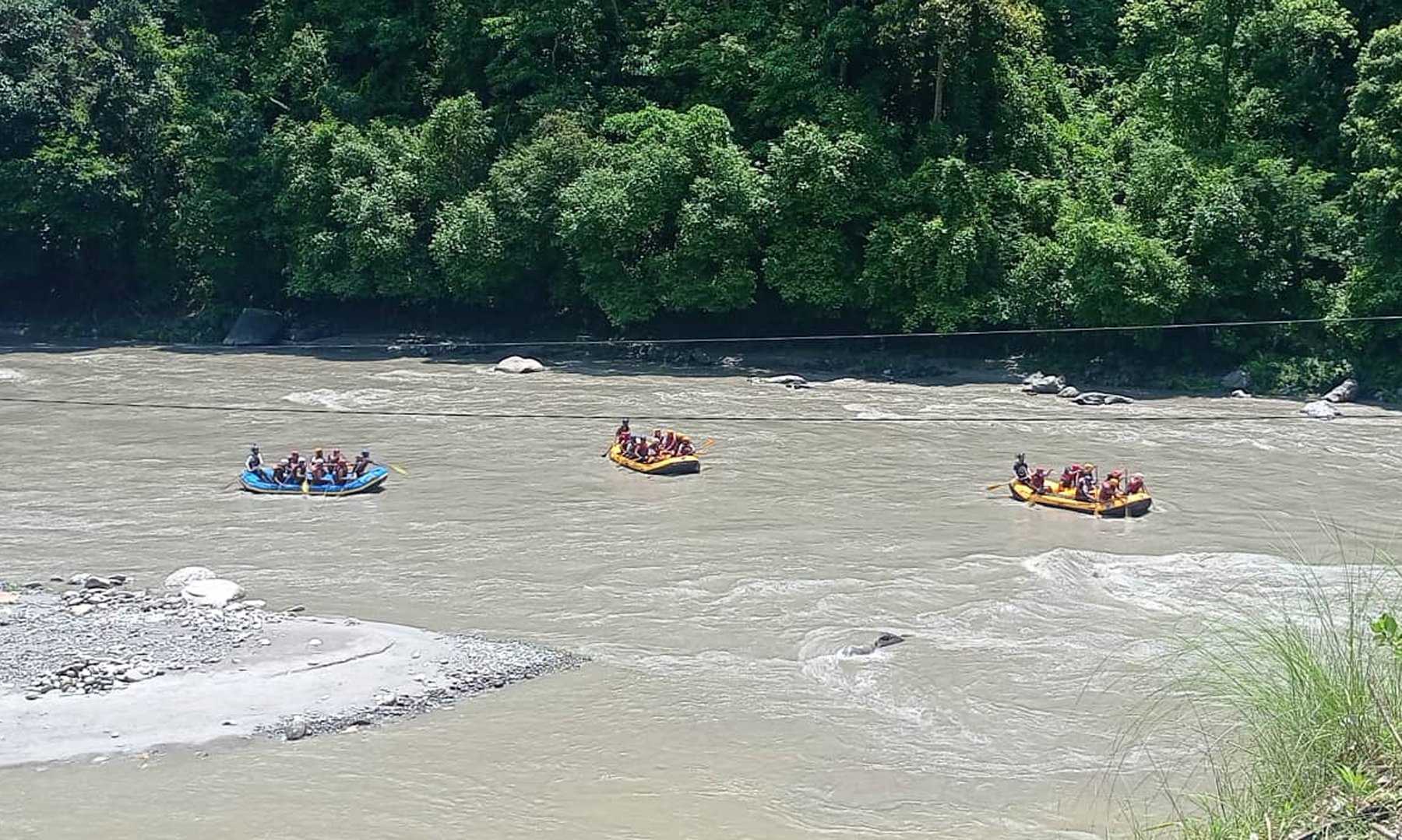 र्‍याफ्टिङ रमाउँदै आन्तरिक पर्यटक