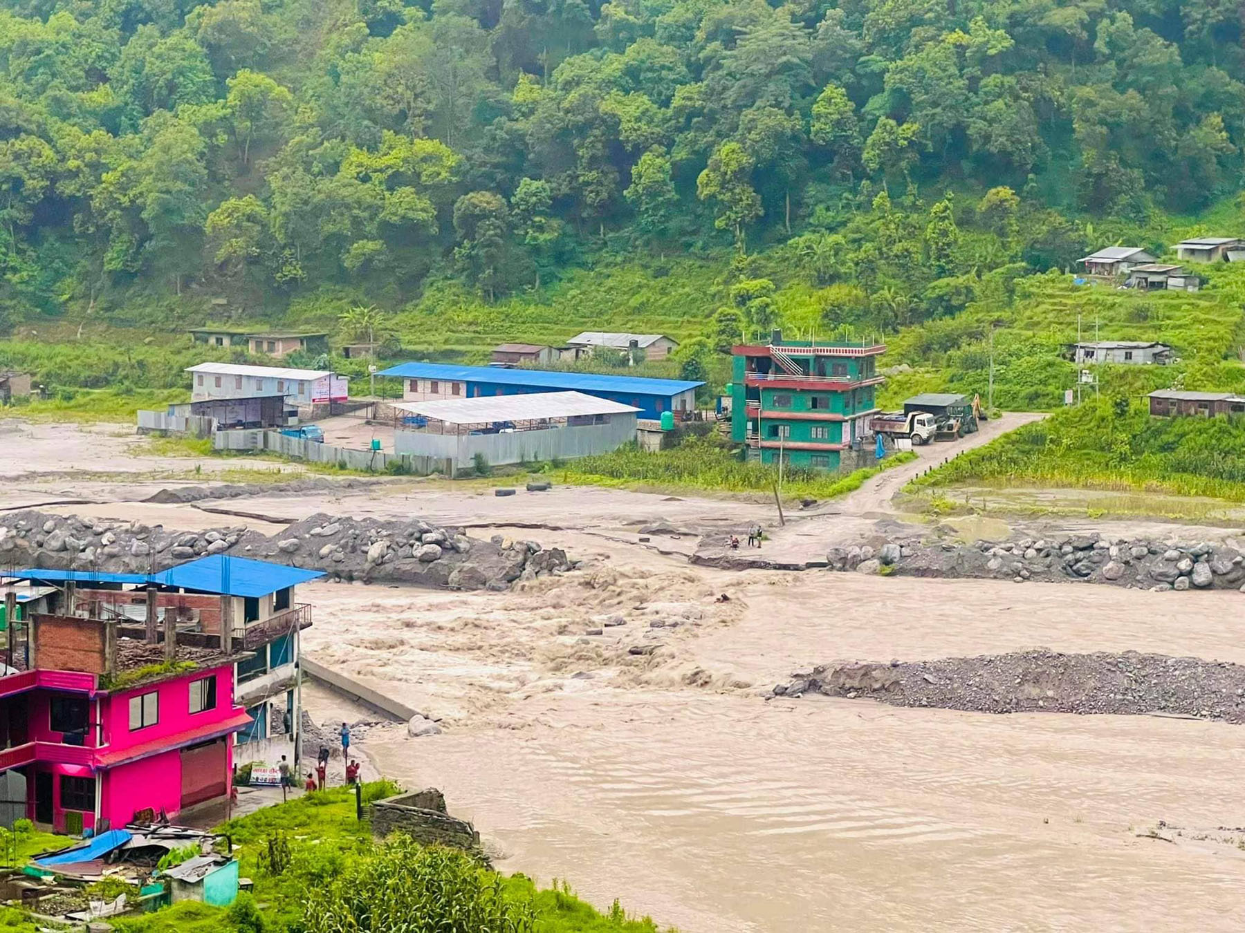 मेलम्चीको अस्थायी पुलमा बाढीले क्षति