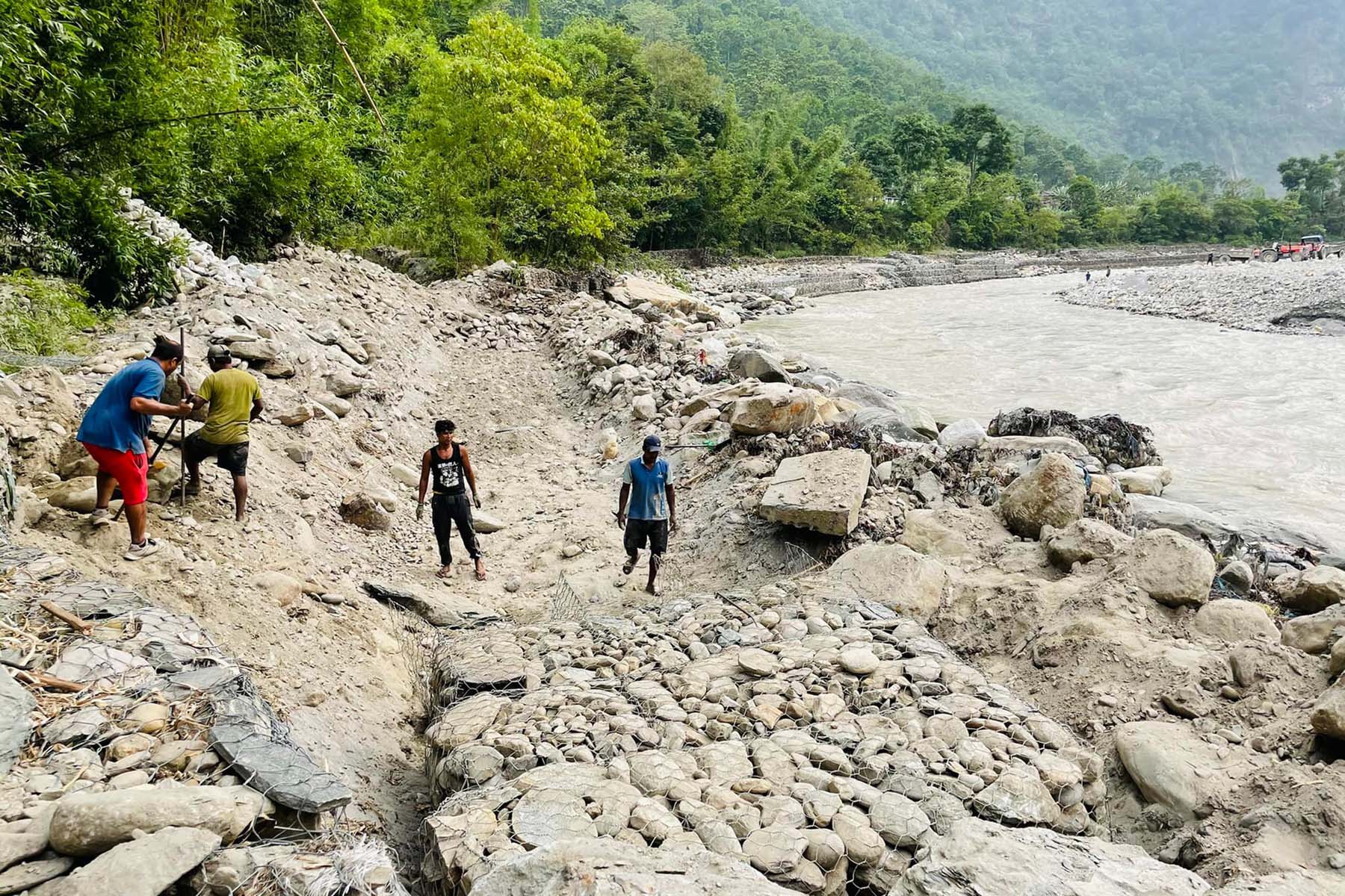 नदी कटान नियन्त्रणका लागि ग्याबिन लगाइँदै