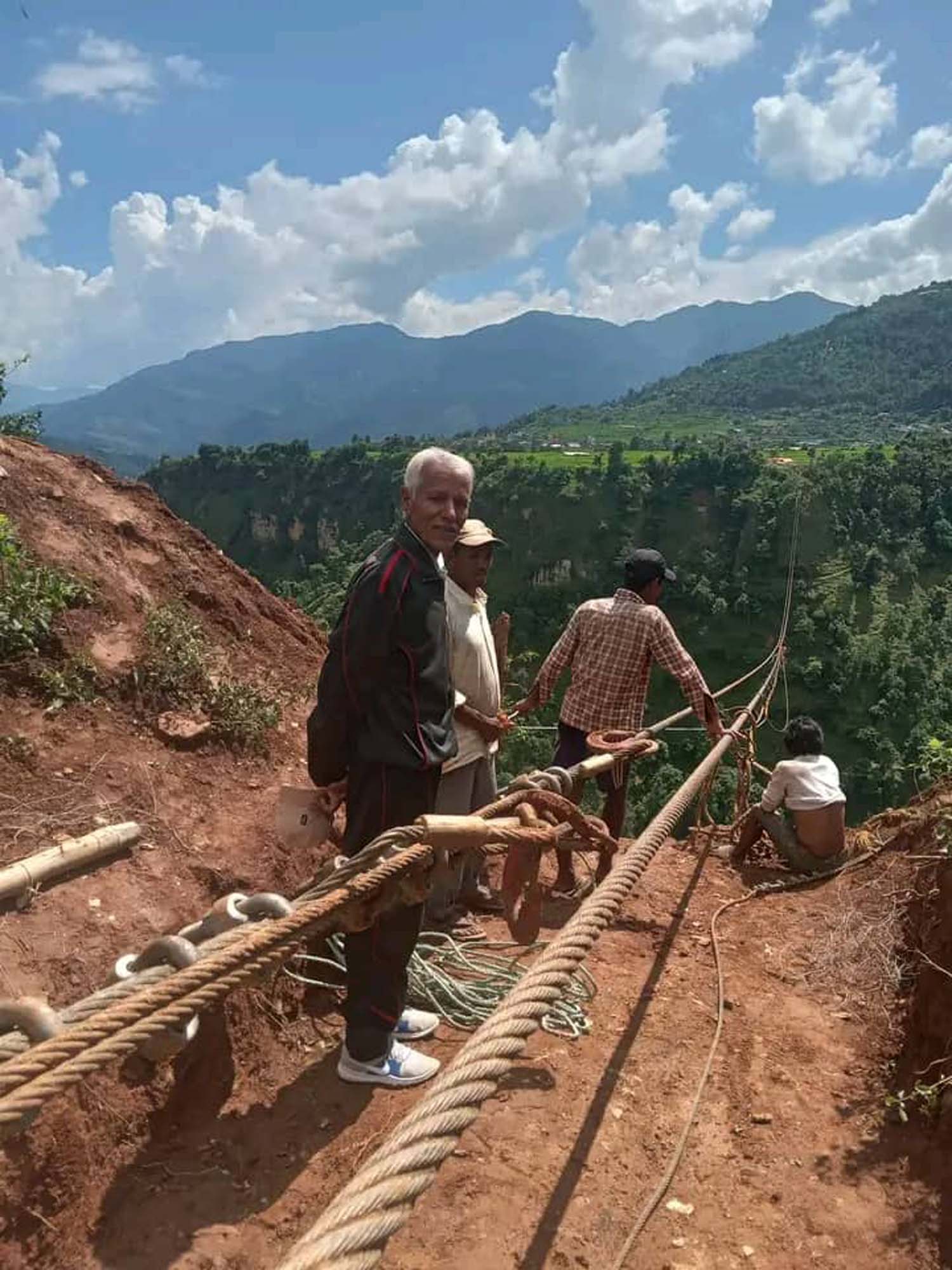 झोलुङ्गे पुलको लठो तान्ने काम हुँदै