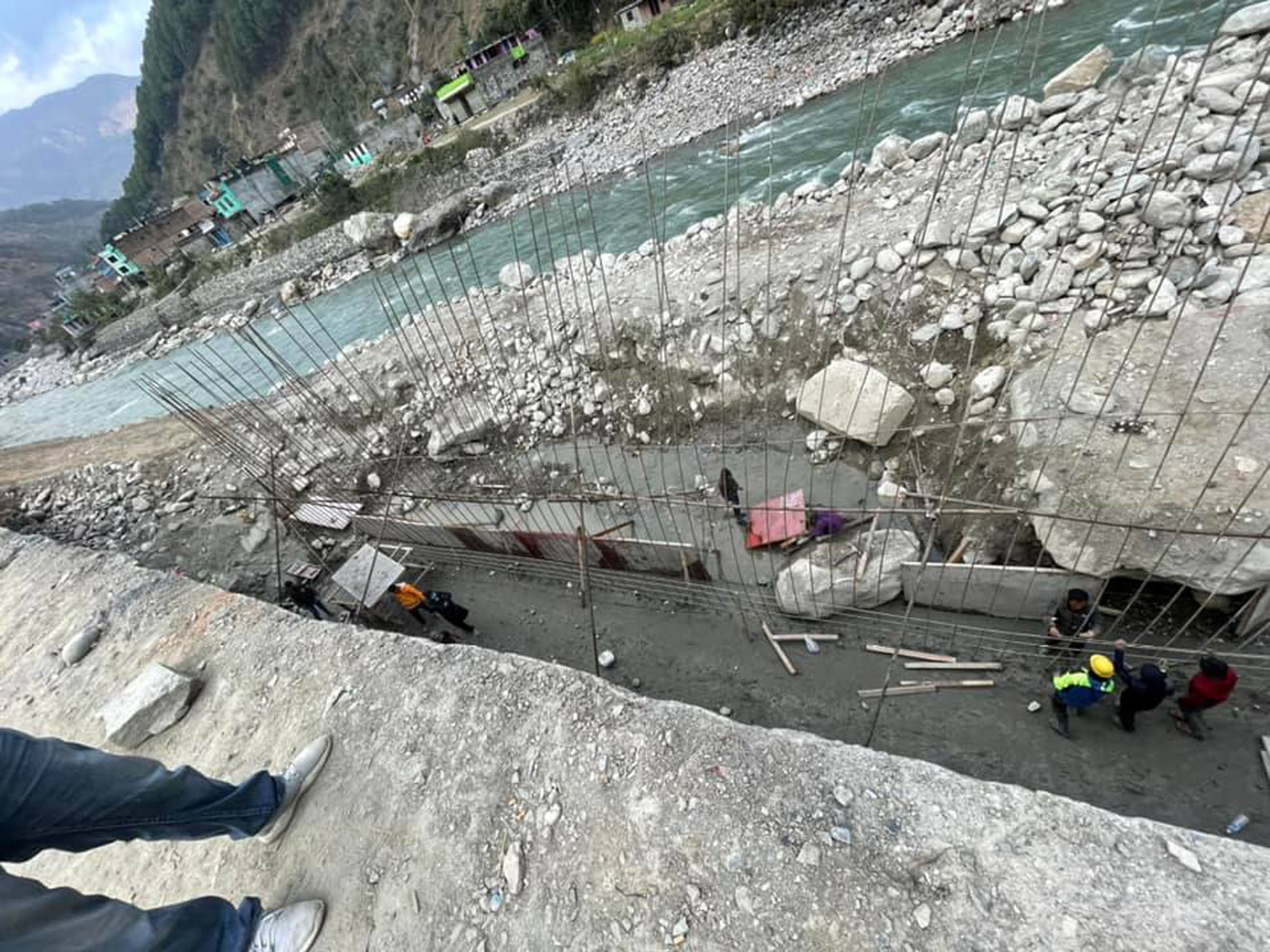 कालीगण्डकीको कटान रोक्न पक्की पर्खाल निर्माण