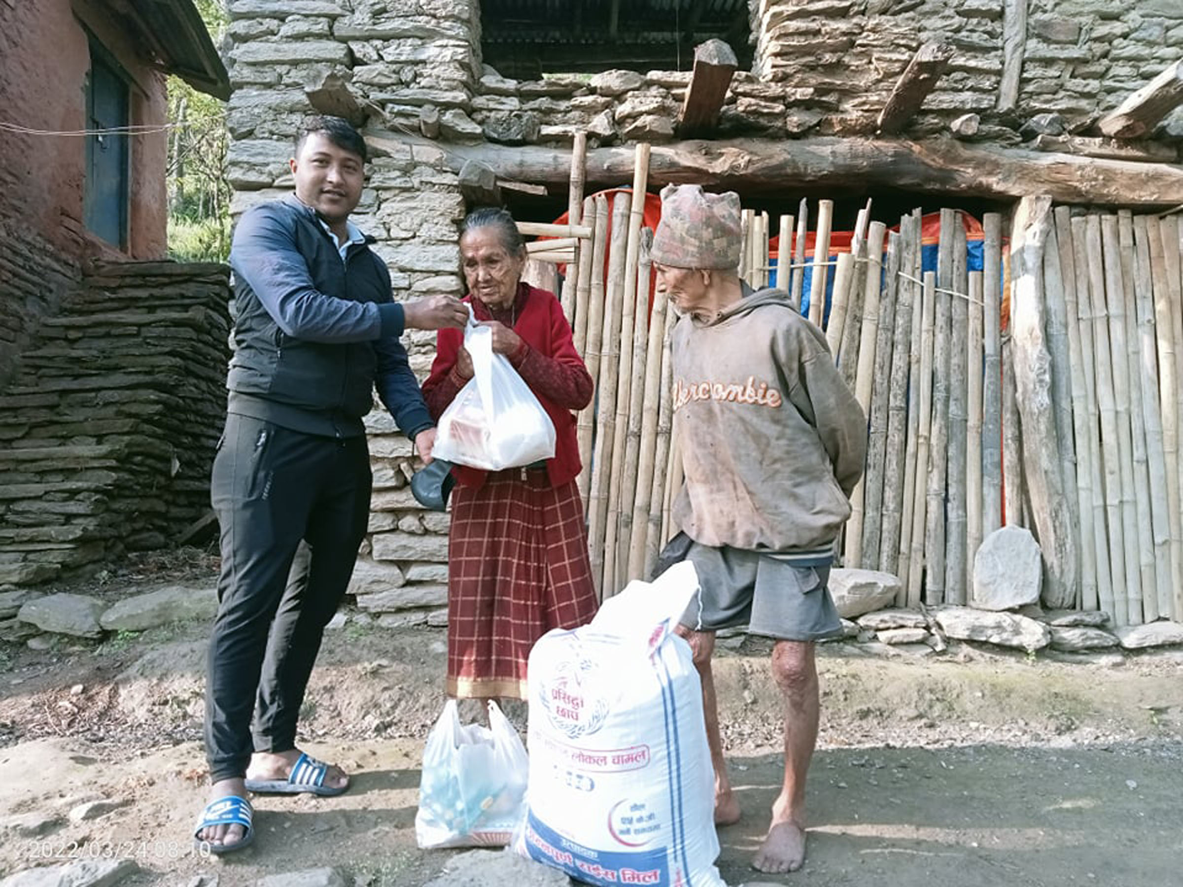 बेसहारा दम्पतिलाई खाद्यान्न सहयोग गर्दै