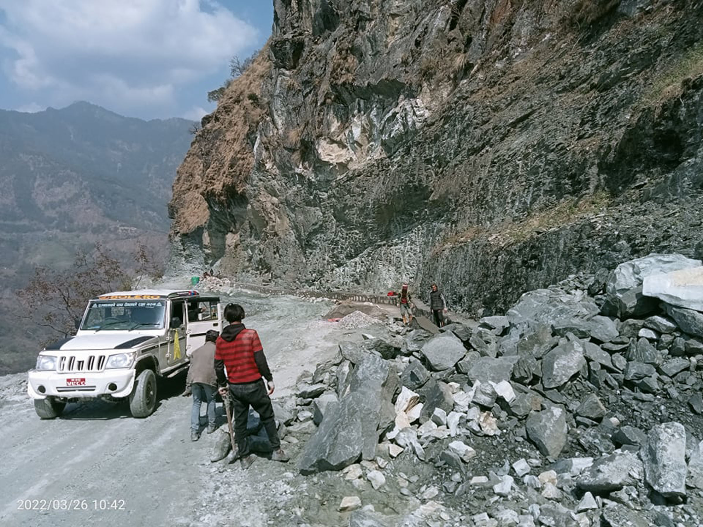 अजिङ्गर भीरको सडकमा नाली बनाइँदै