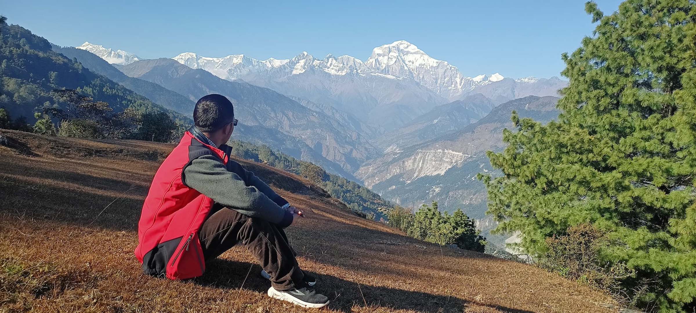 हिमाल हेर्दै पर्यटक