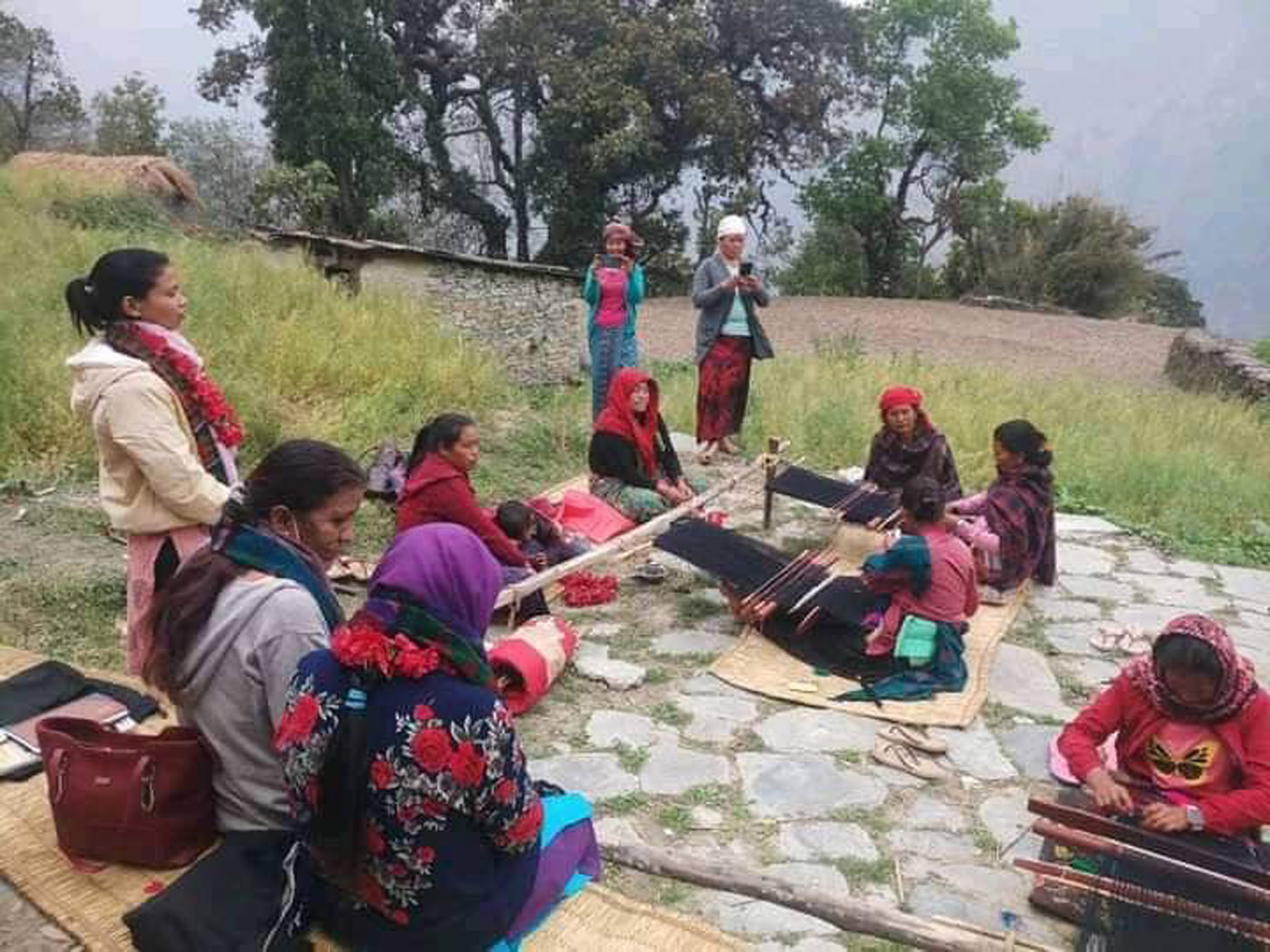 तानमा कपडा बुन्दै