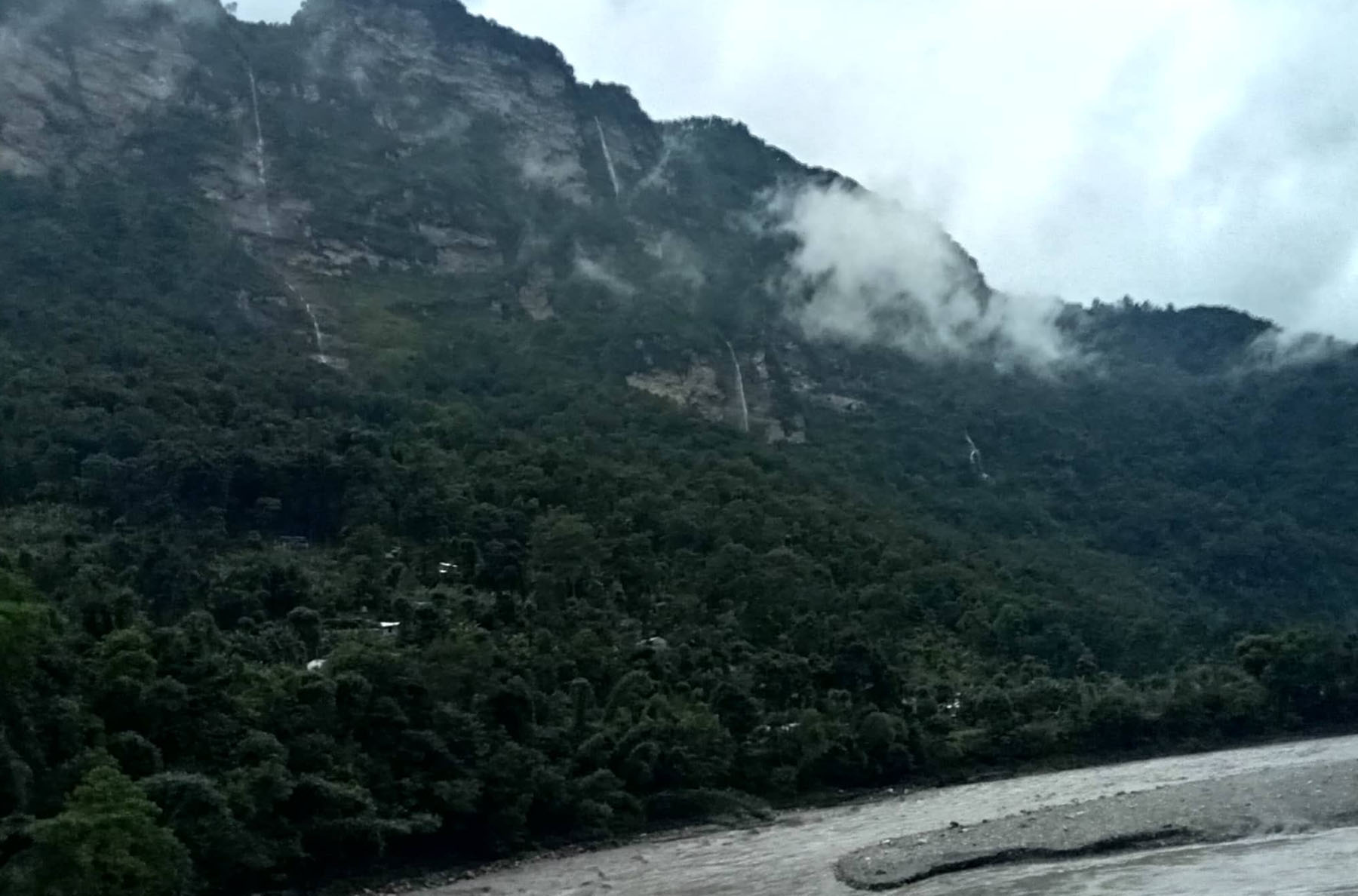 भीर र तीरको बीचमा रहेको असुरक्षित गाउँ