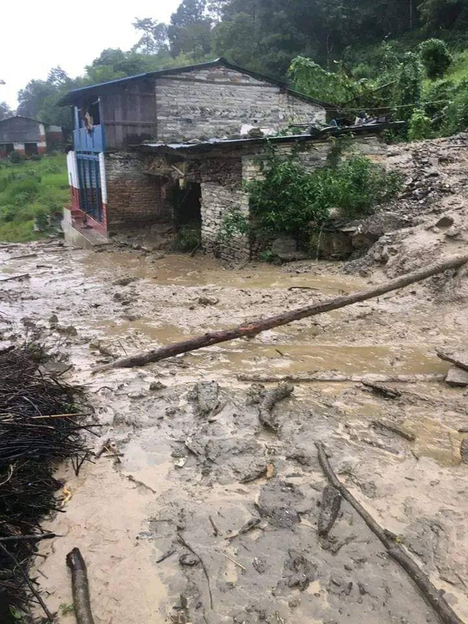 पहिरोको जोखिममा वालिङका पाँच घर
