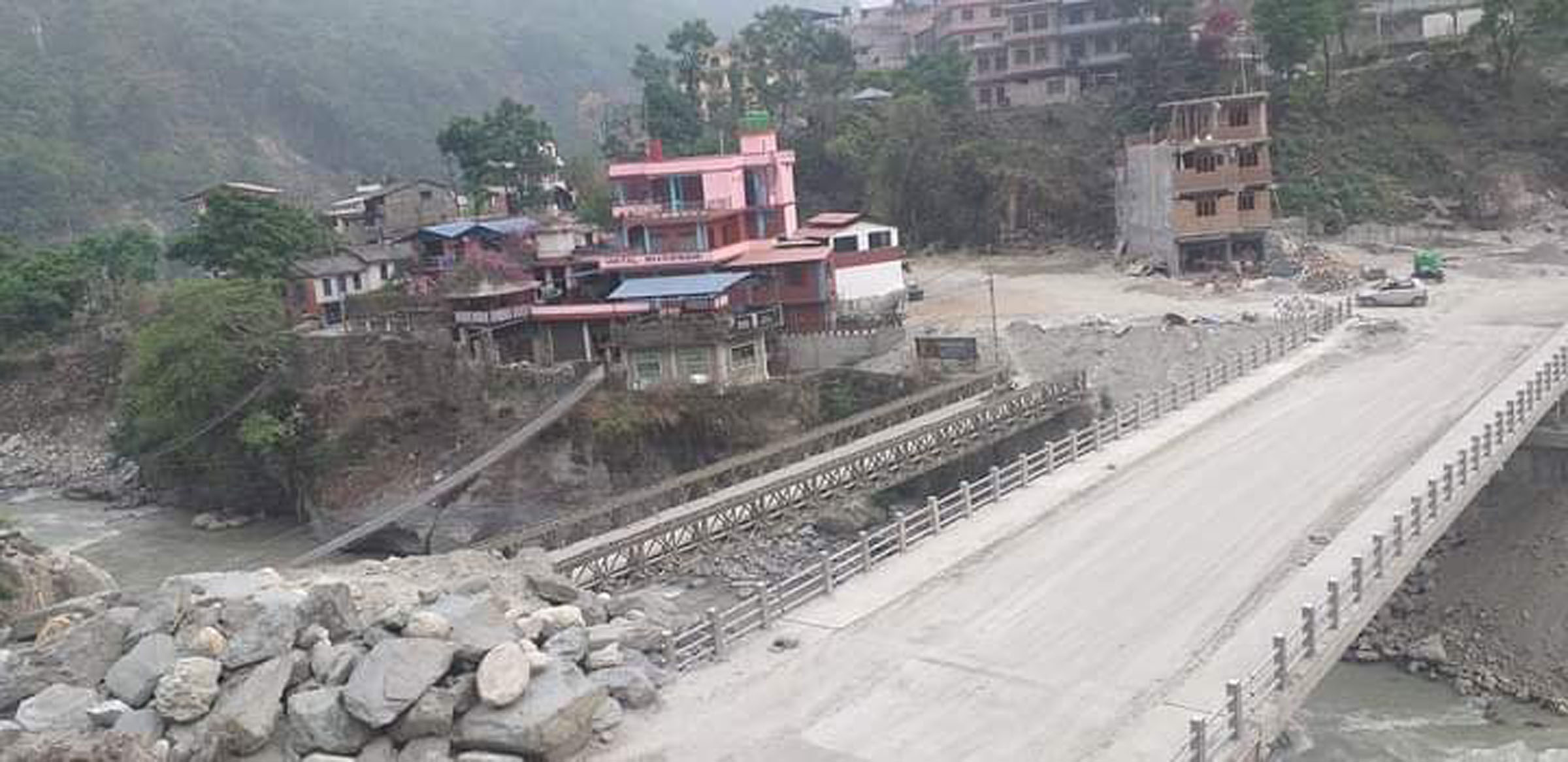एकै ठाउँमा तीनओटा पुल
