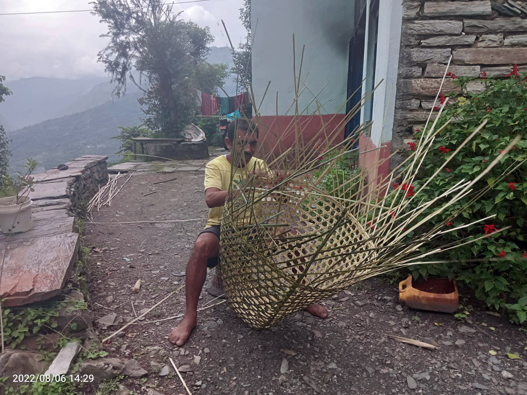 डोको बुन्दै घिमिरे