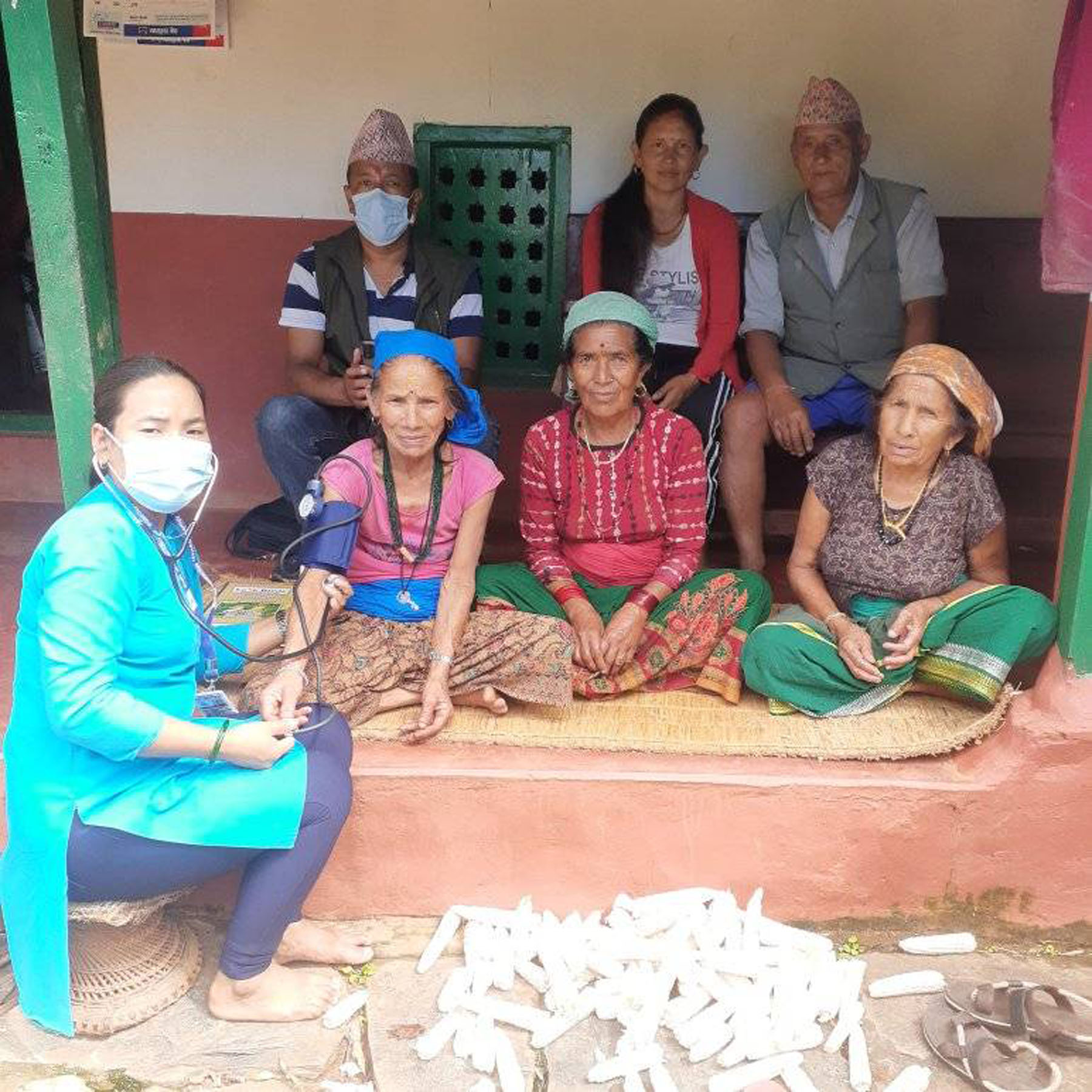 घरघरमै पुगेर स्वास्थ्य परीक्षण गर्दै स्वास्थ्यकर्मी