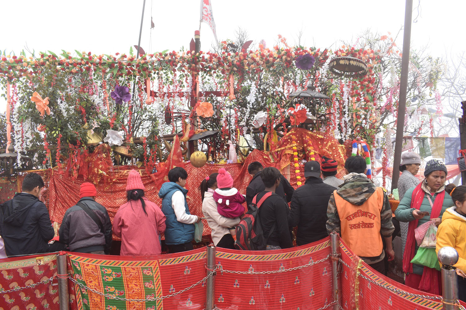 पाथीभरा माताको दर्शन गर्दै भक्तजन